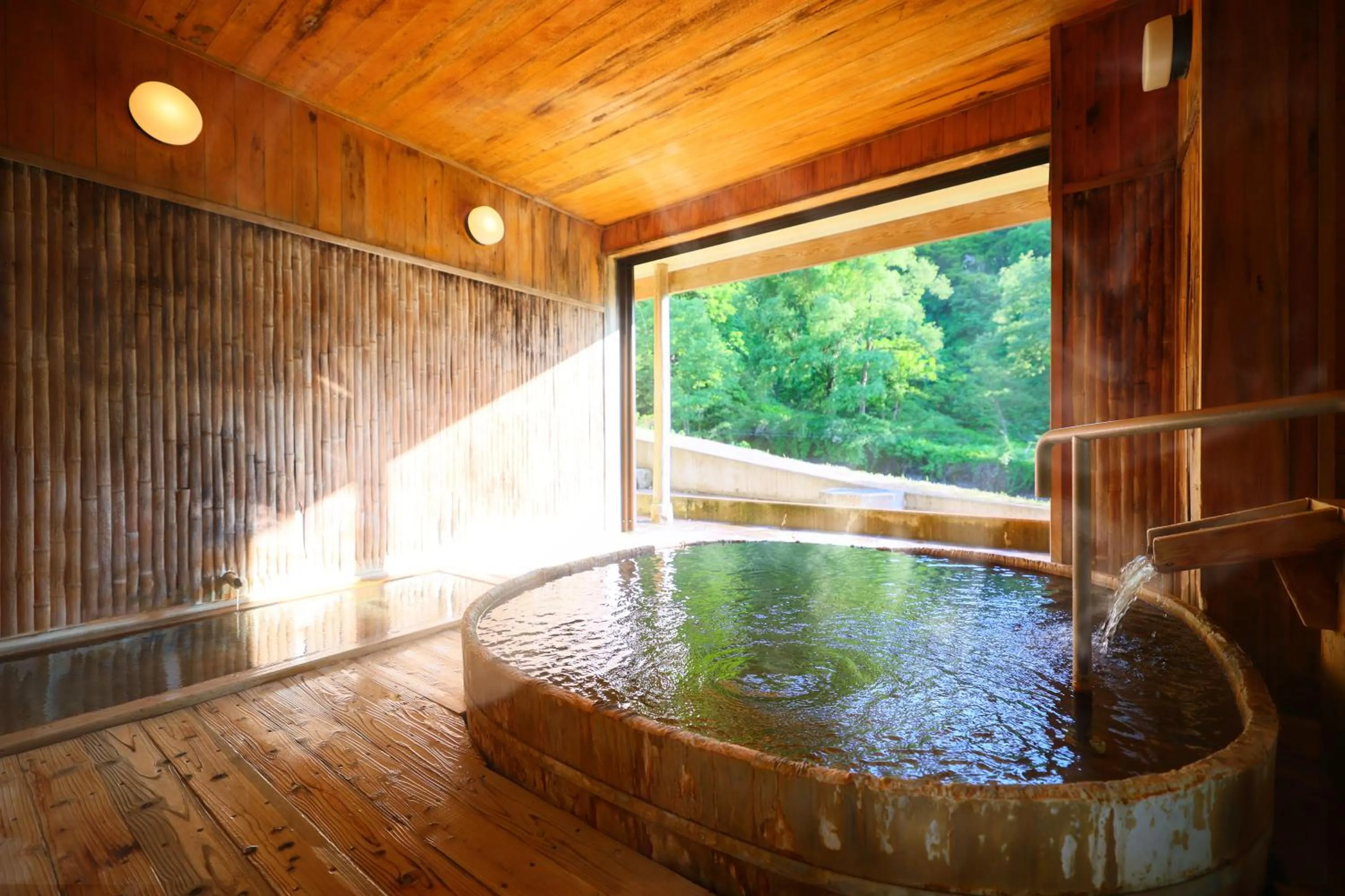 Hot Spring Bath in Sasakura onsen Ryuunso