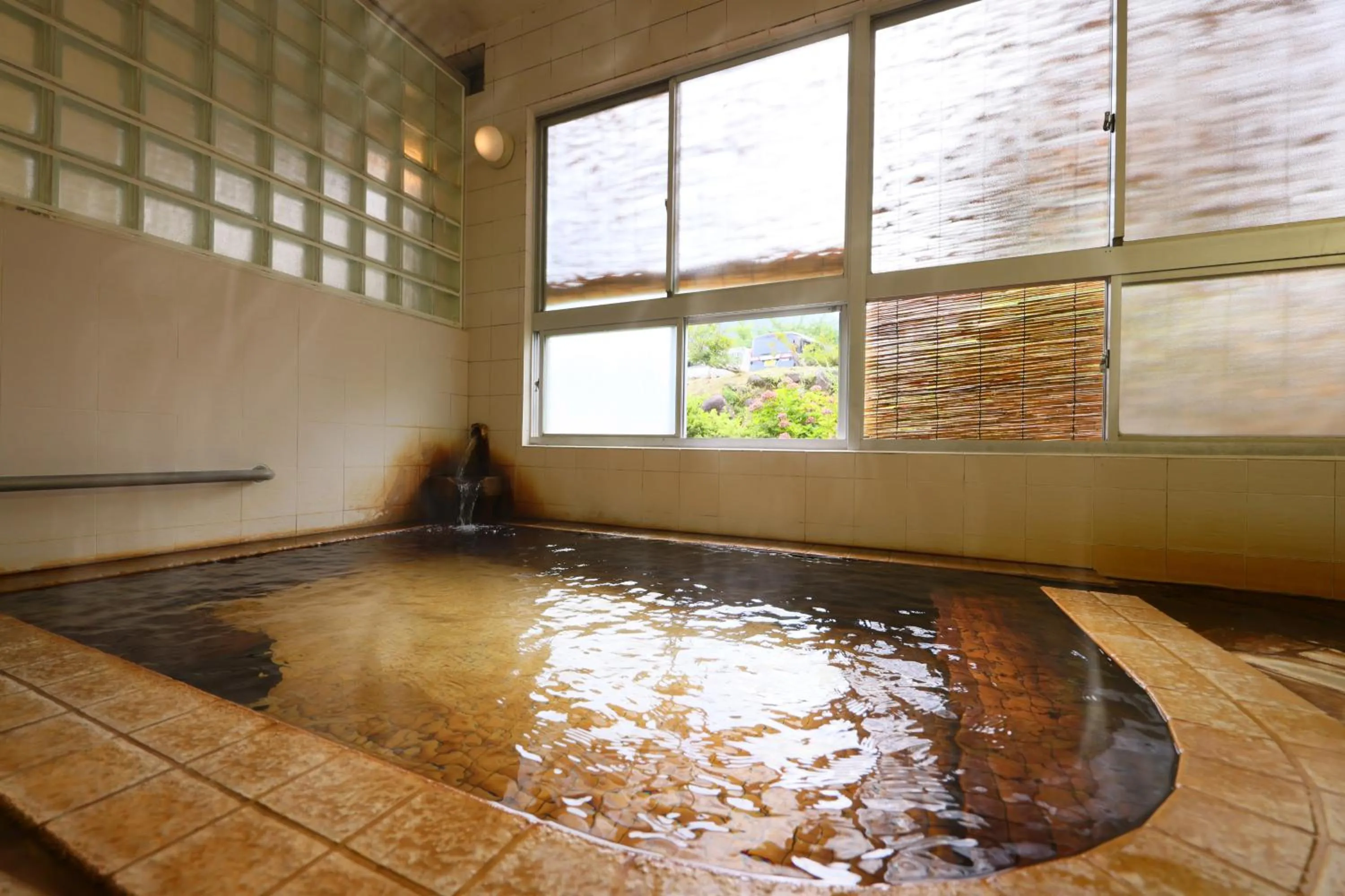 Hot Spring Bath in Sasakura onsen Ryuunso