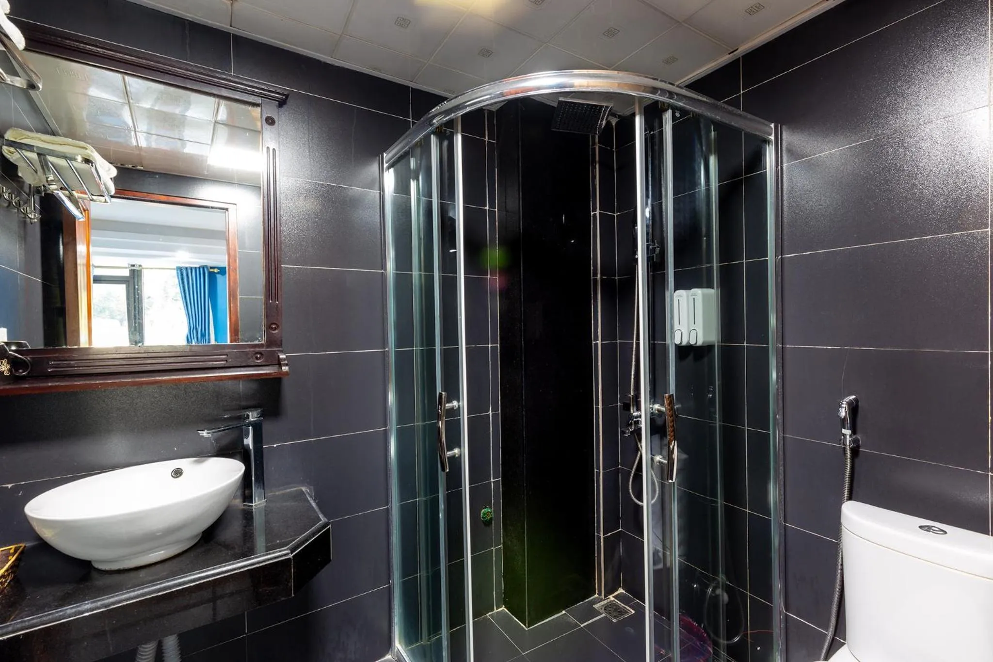 Shower in SAPA FULL HOUSE HOTEL