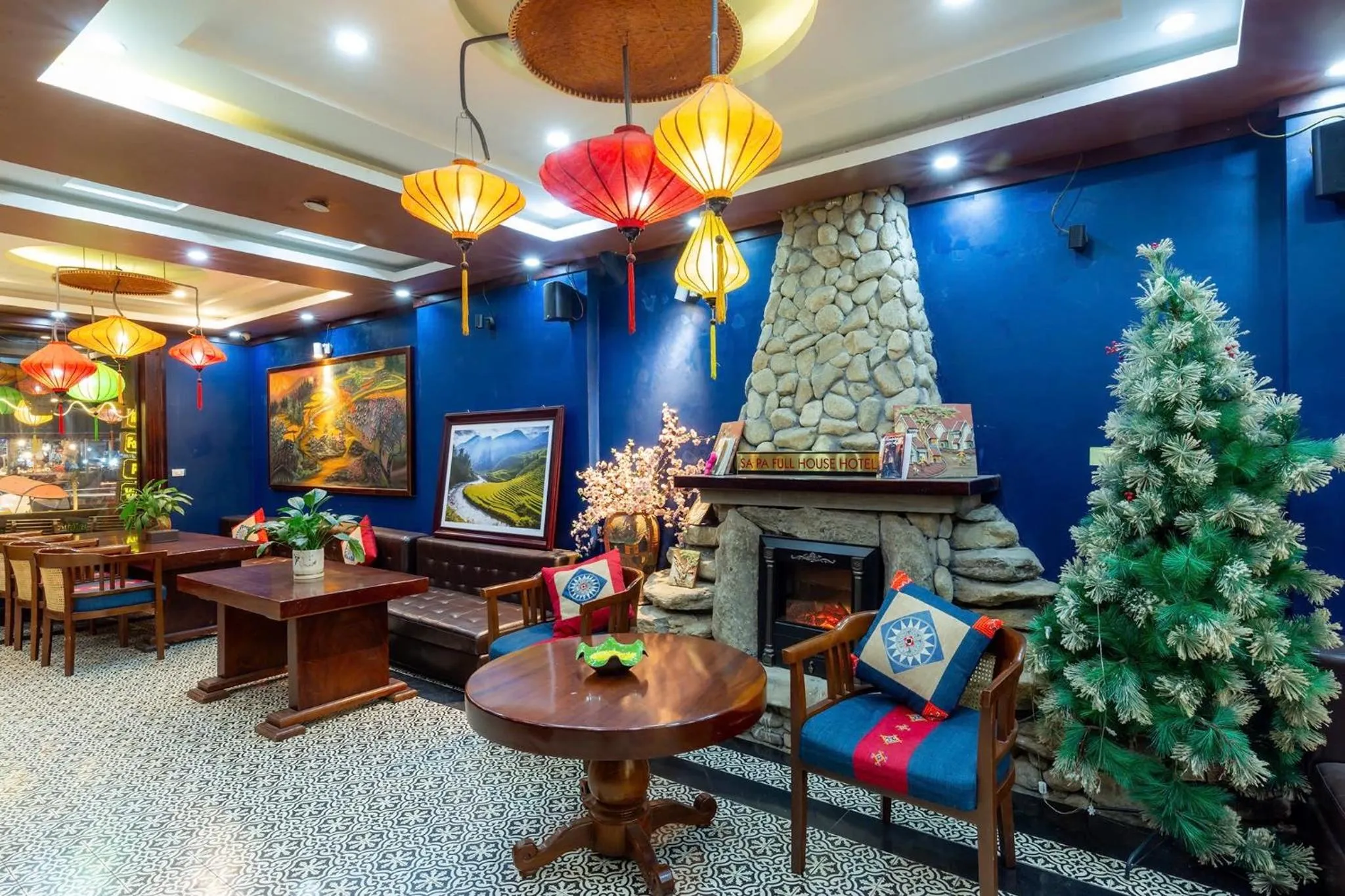 Communal lounge/ TV room in SAPA FULL HOUSE HOTEL