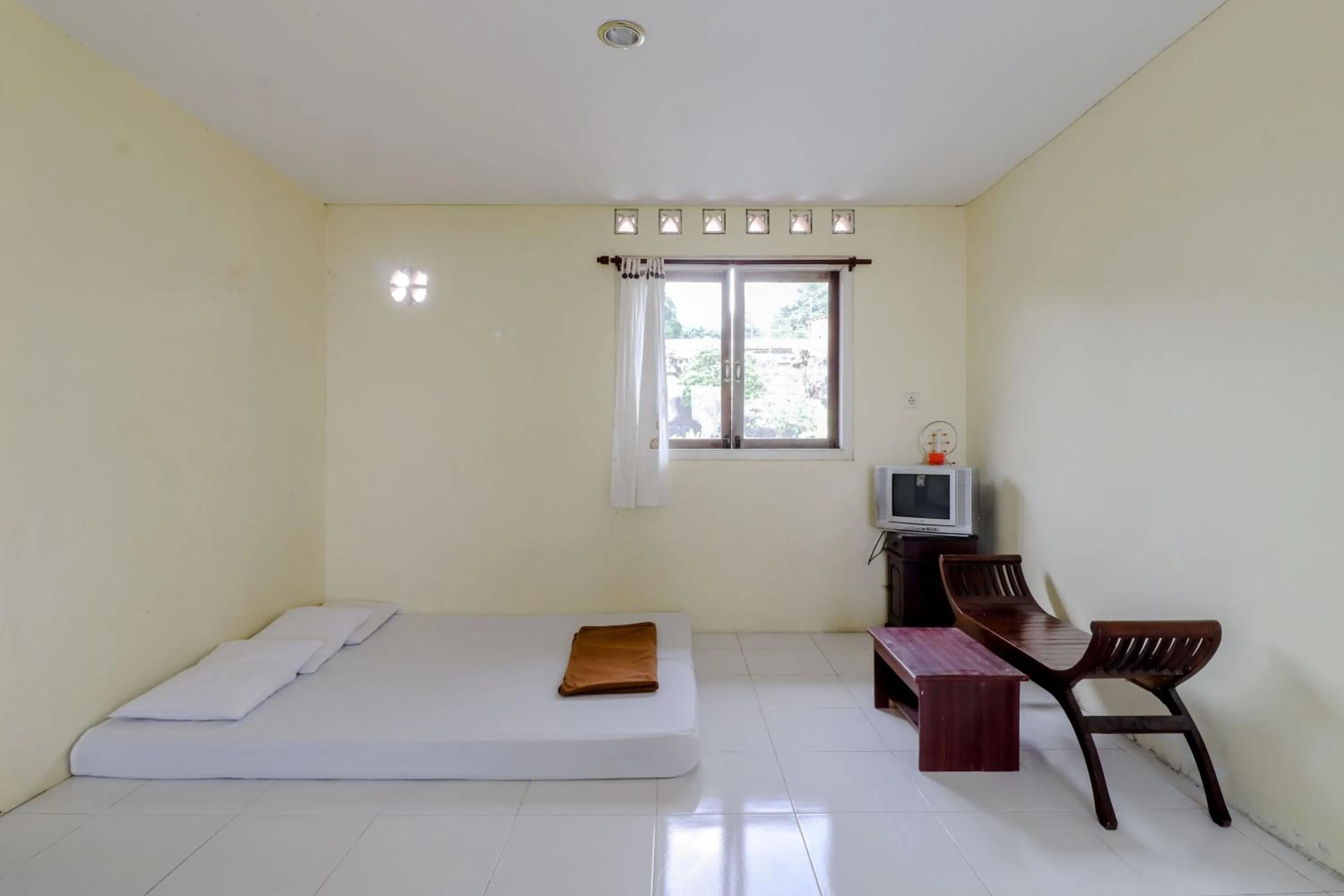 Photo of the whole room, Bed in Hotel Kayu Manis