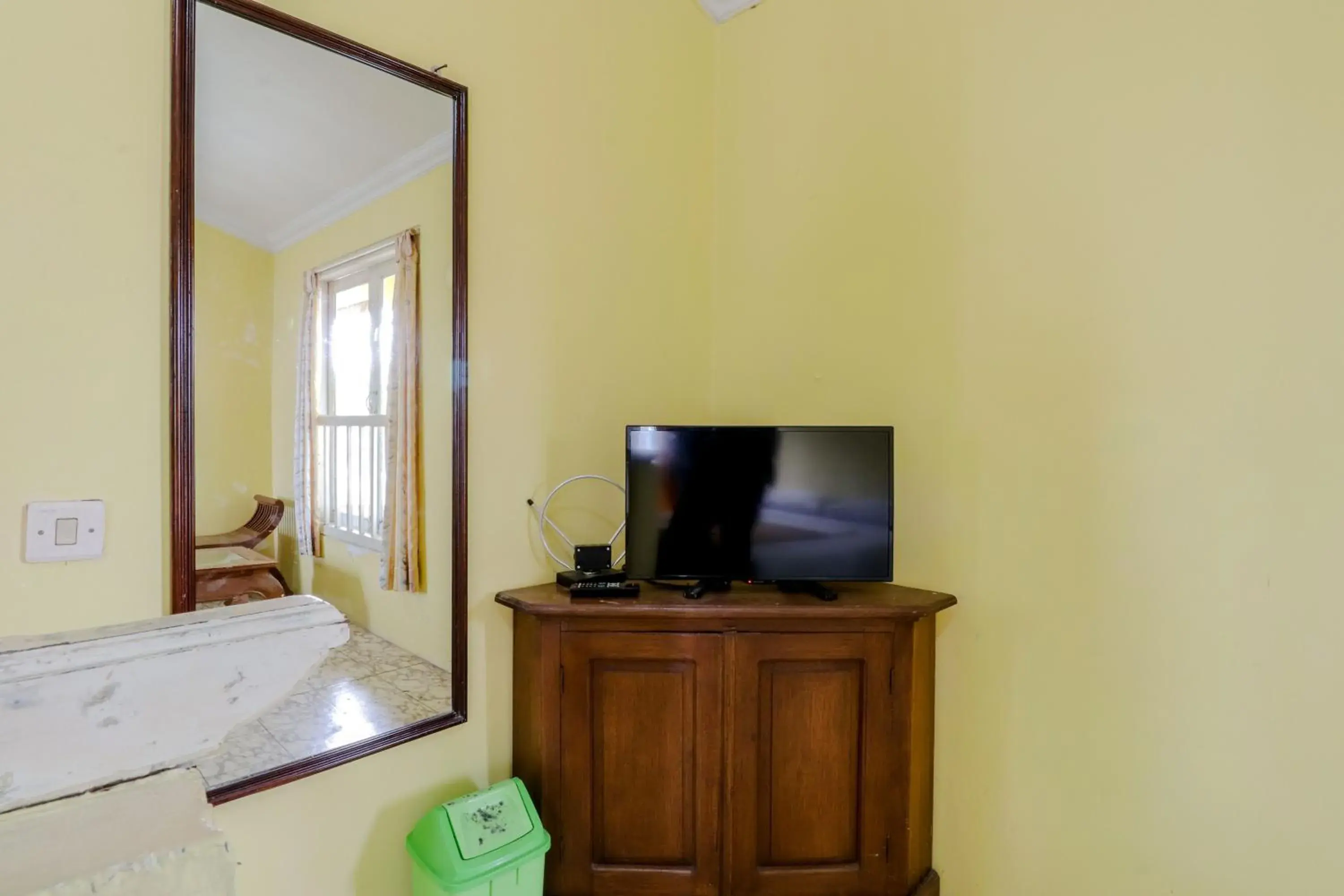 TV and multimedia in Hotel Kayu Manis TV and multimedia in Hotel Kayu Manis