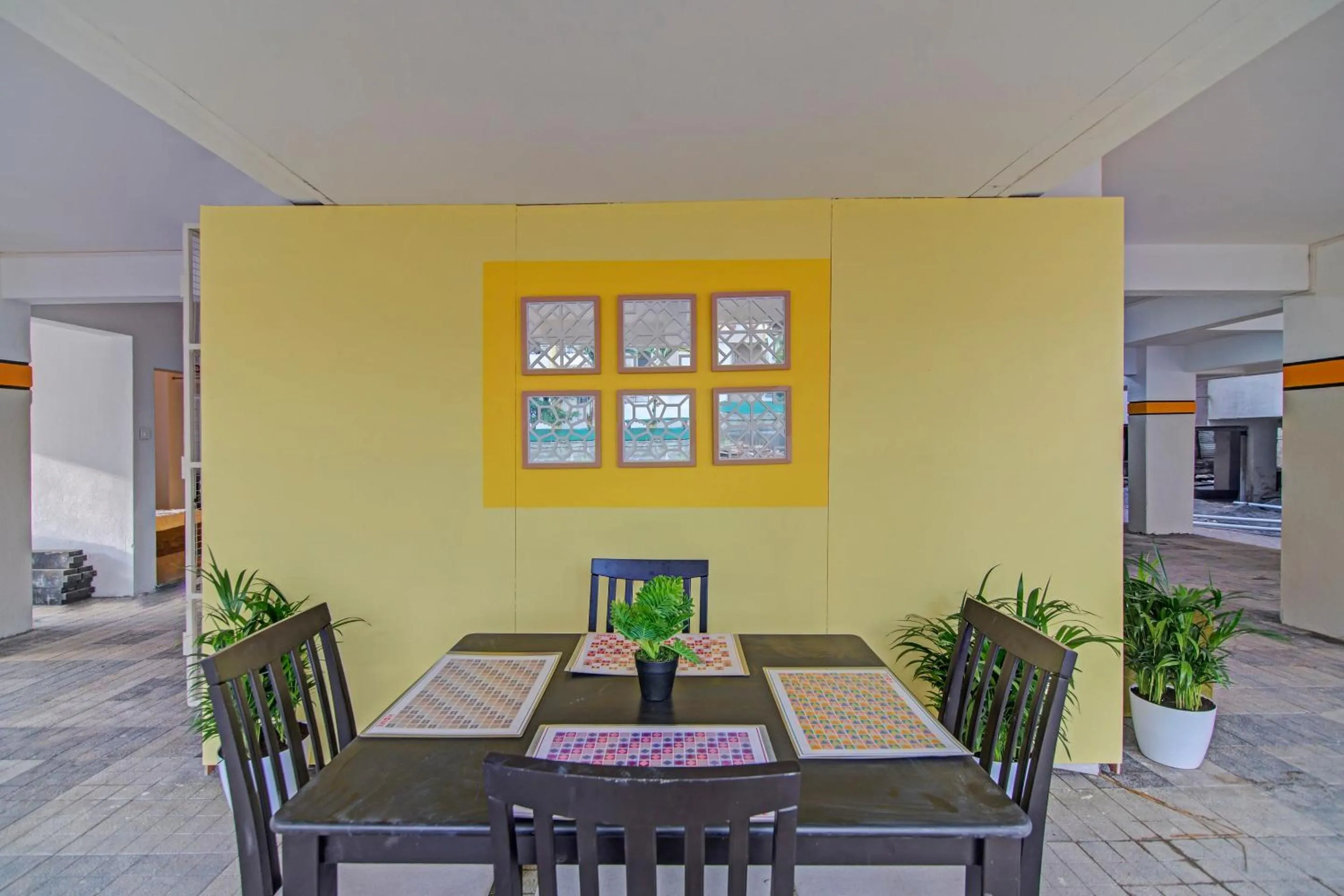 Dining area in Super Hotel O Home Elegant RK Fursungi