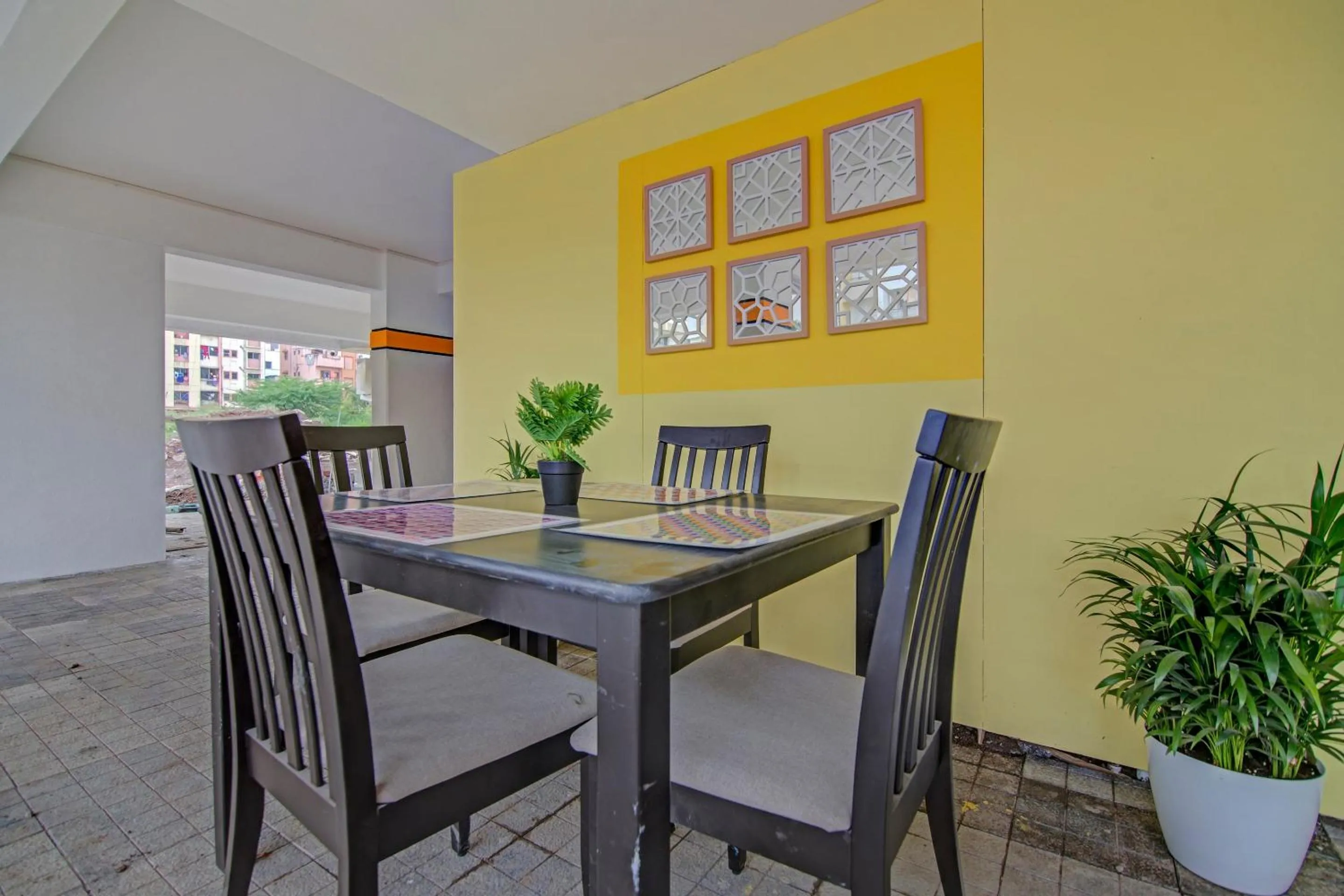 Dining area in Super Hotel O Home Elegant RK Fursungi