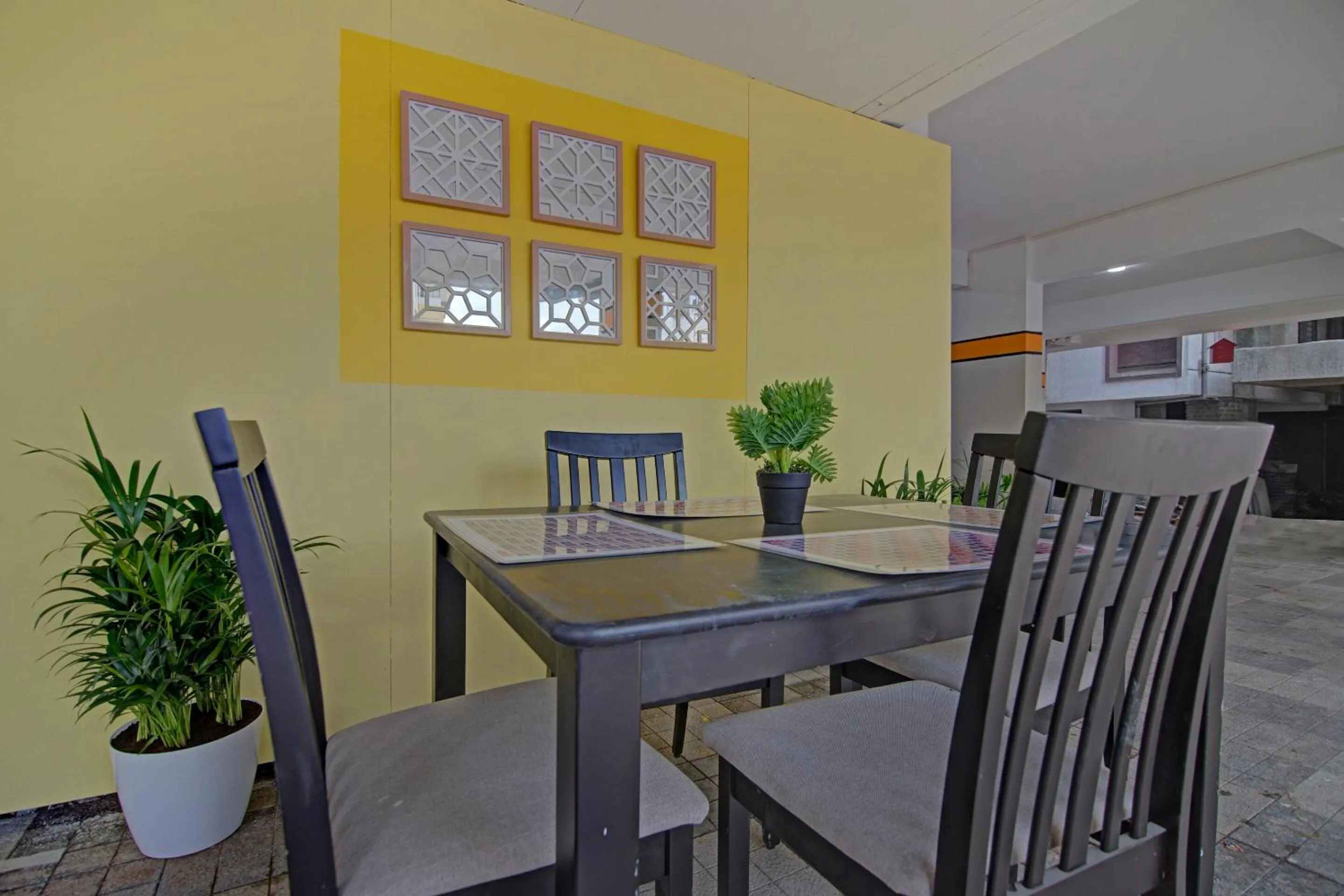 Dining area in Super Hotel O Home Elegant RK Fursungi