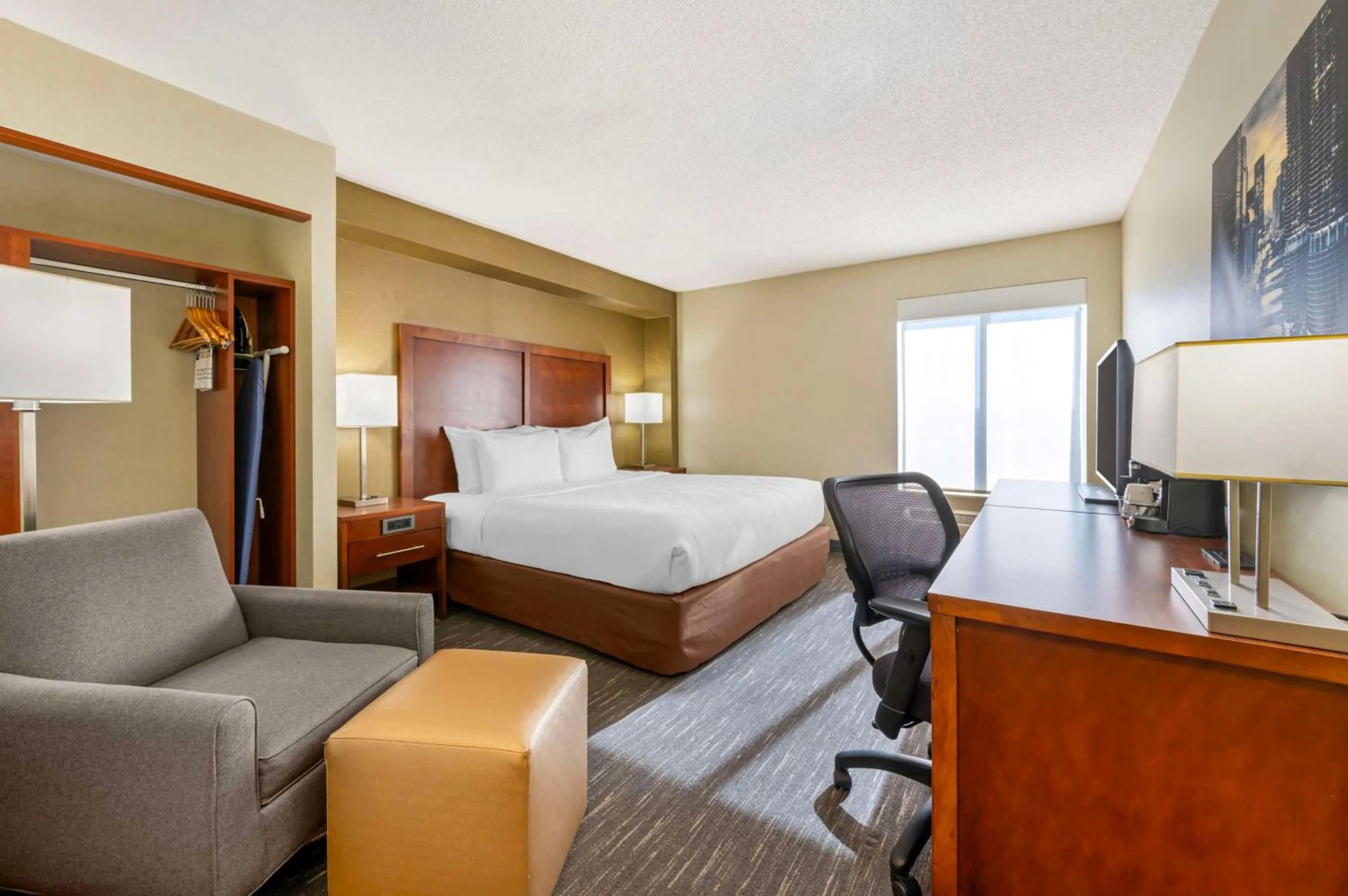 Bedroom, Bed in Best Western Chicago - Downers Grove