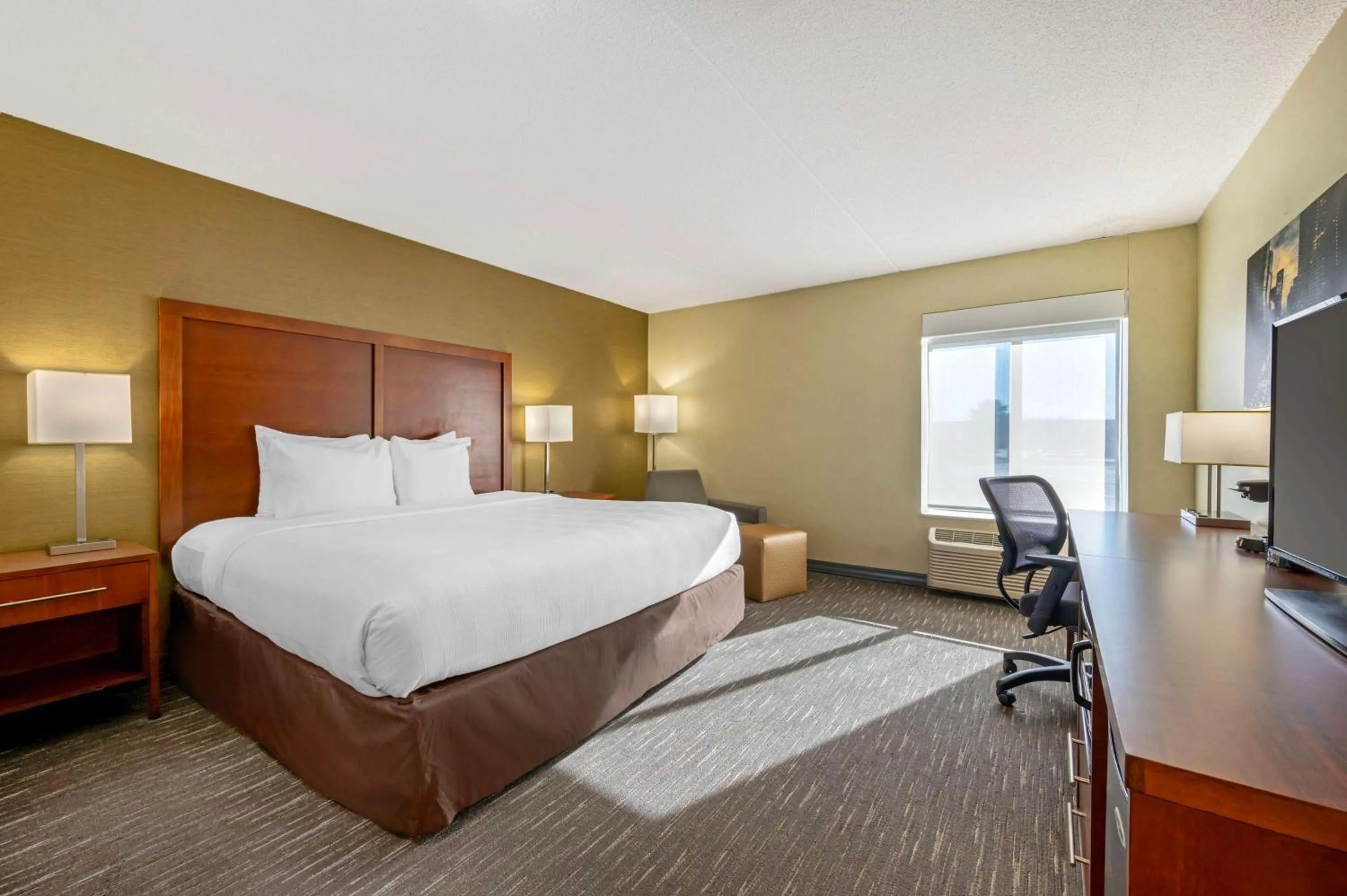 Bedroom, Bed in Best Western Chicago - Downers Grove