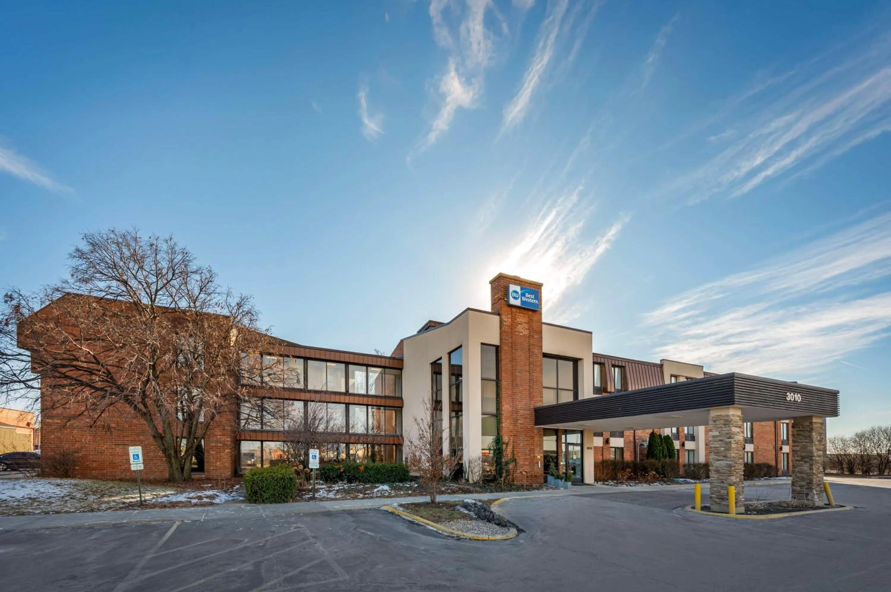Property building in Best Western Chicago - Downers Grove