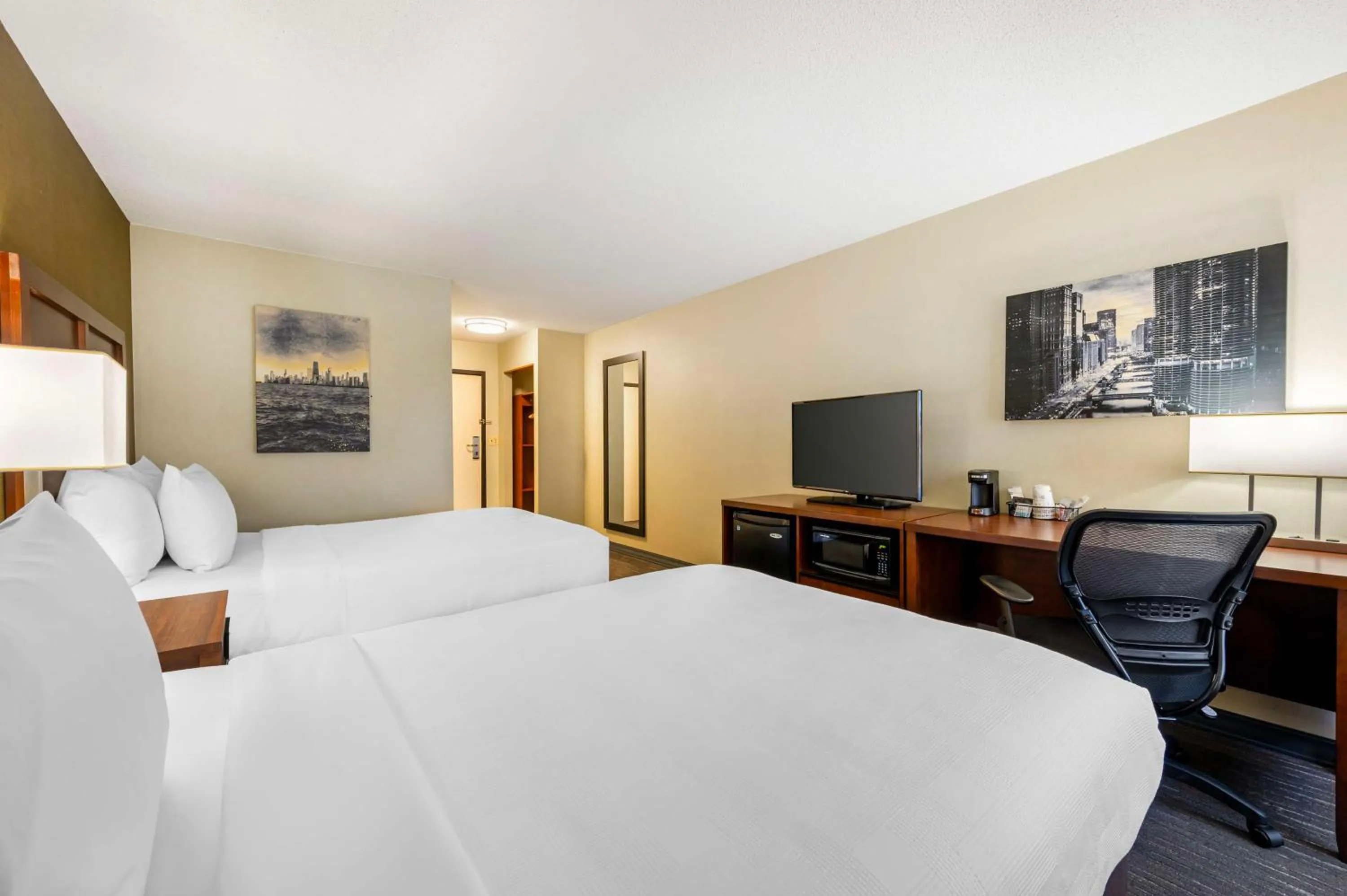 Bedroom, Bed in Best Western Chicago - Downers Grove