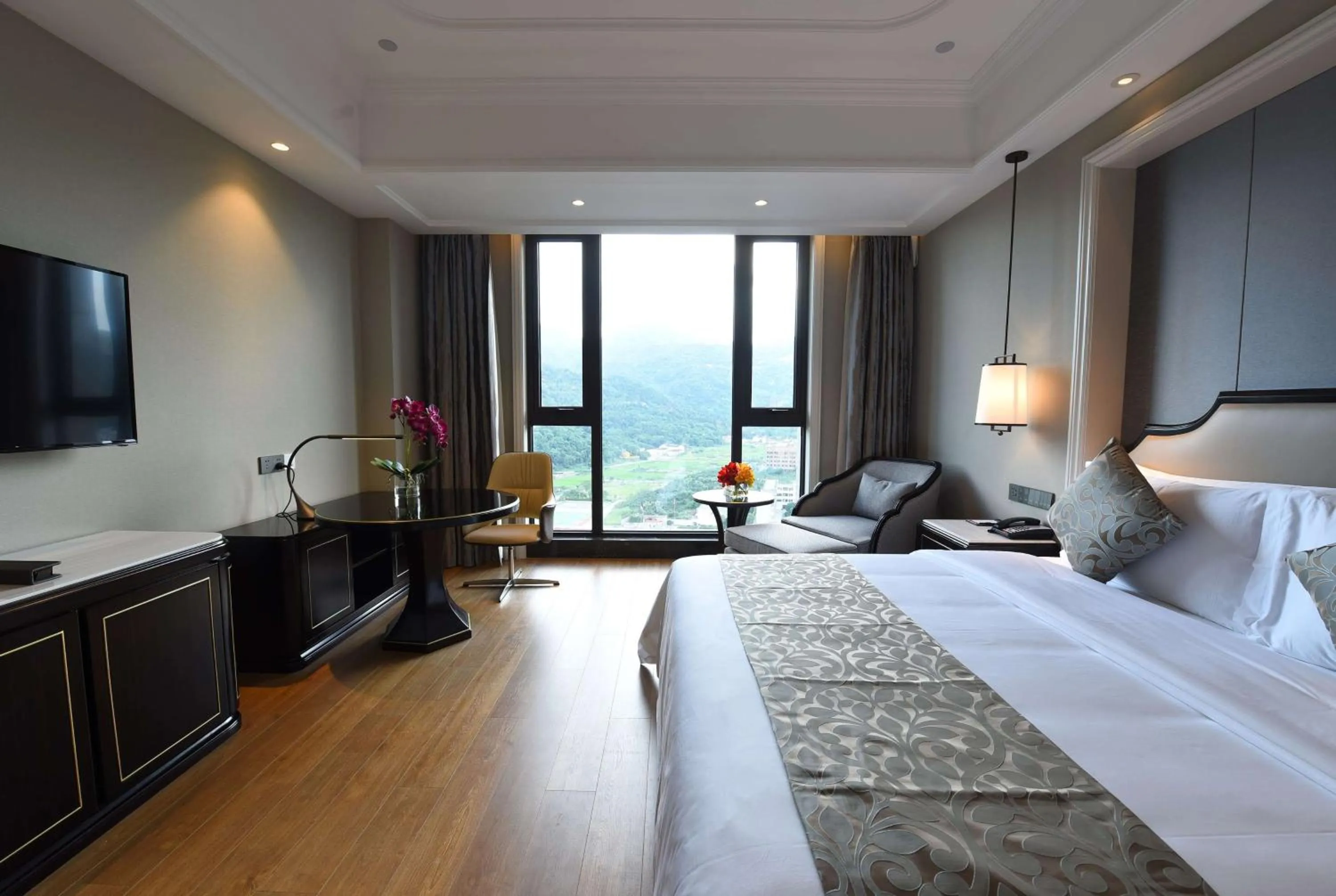 Photo of the whole room, Bed in Ramada Plaza by Wyndham Wenzhou