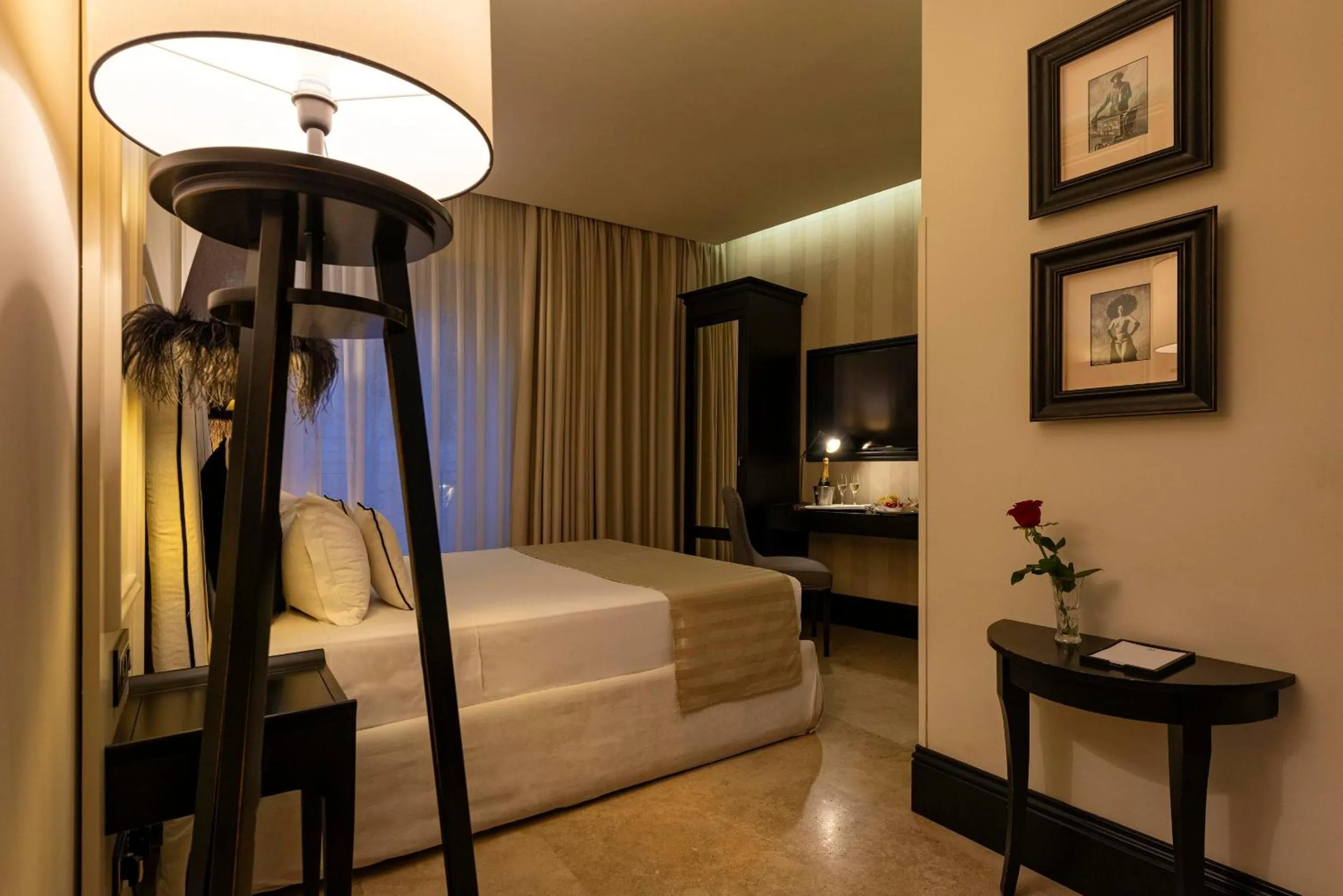 Photo of the whole room, Bed in Profumo Maison Colosseo