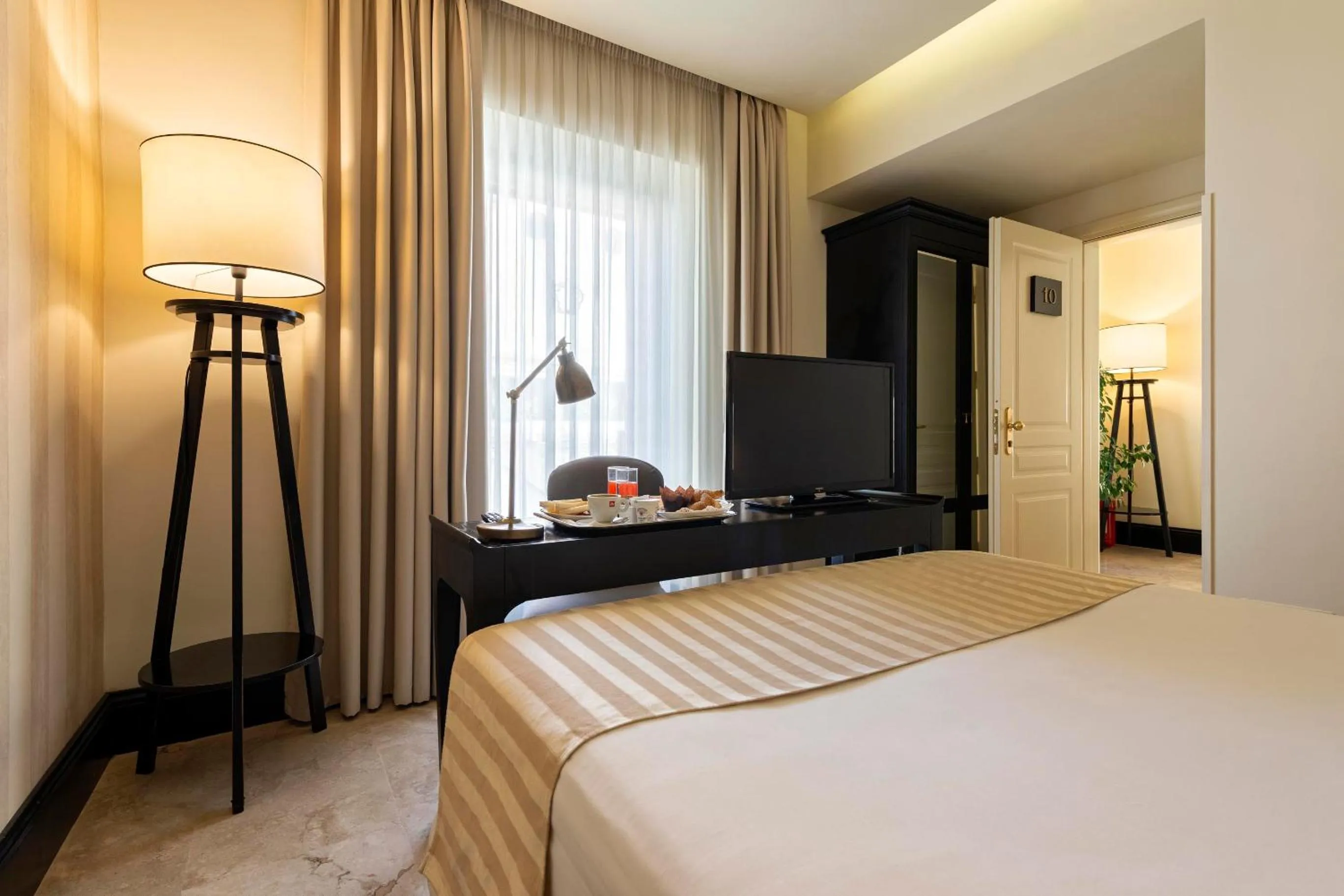 Photo of the whole room, Bed in Profumo Maison Colosseo