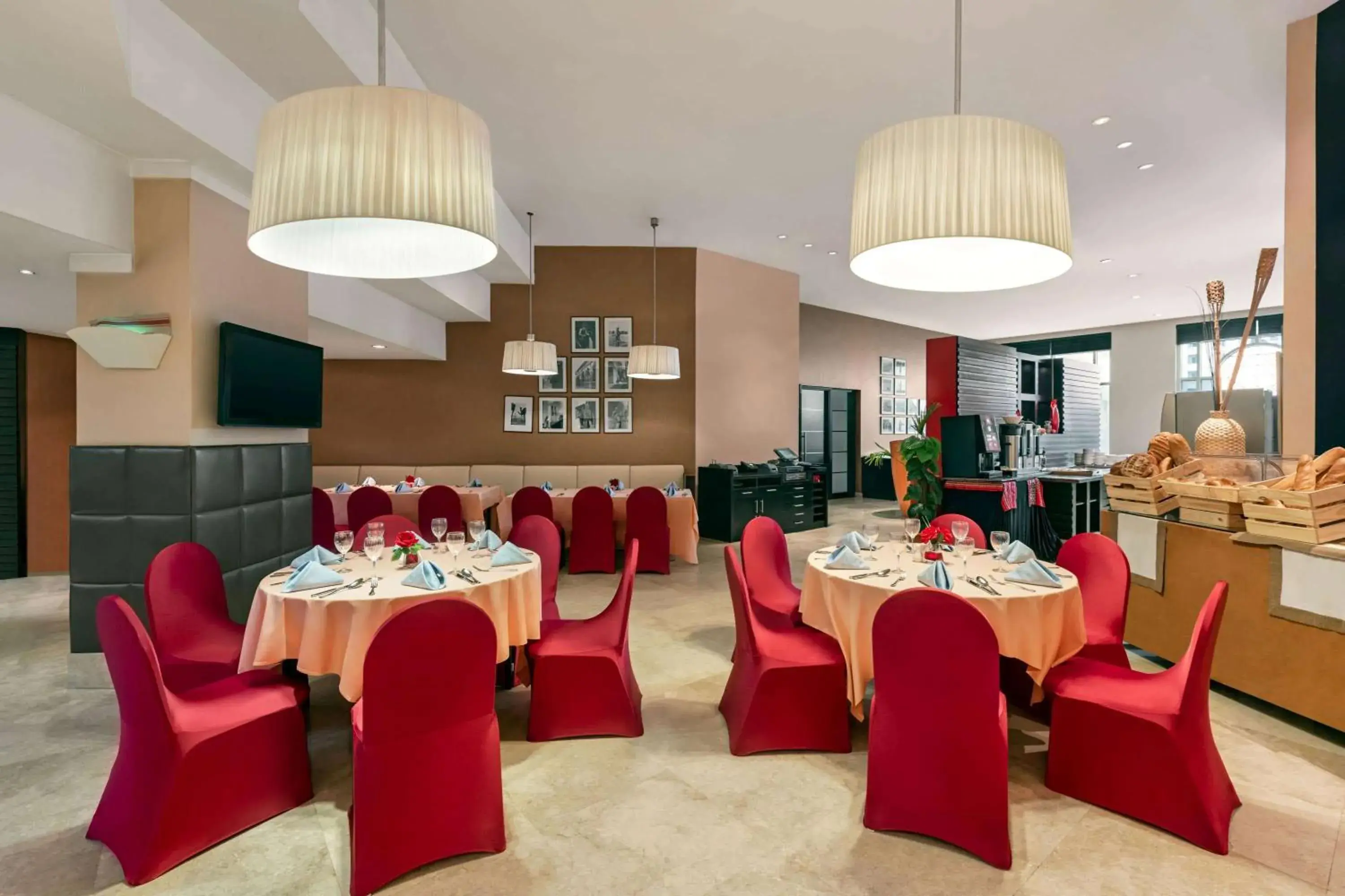 Lounge or bar in Ramada Plaza by Wyndham Dubai Deira Lounge or bar in Ramada Plaza by Wyndham Dubai Deira
