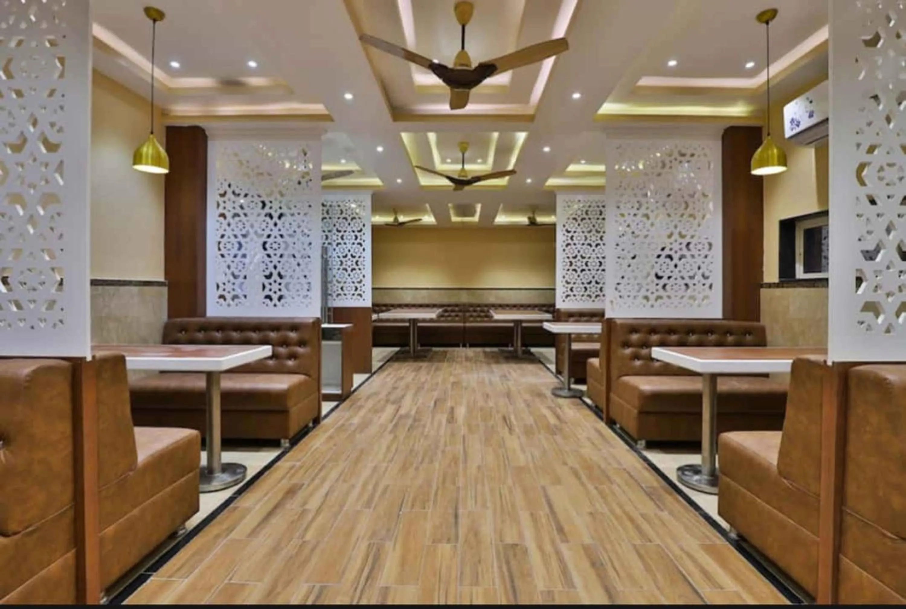 Restaurant/places to eat in HOTEL CENTRE POINT