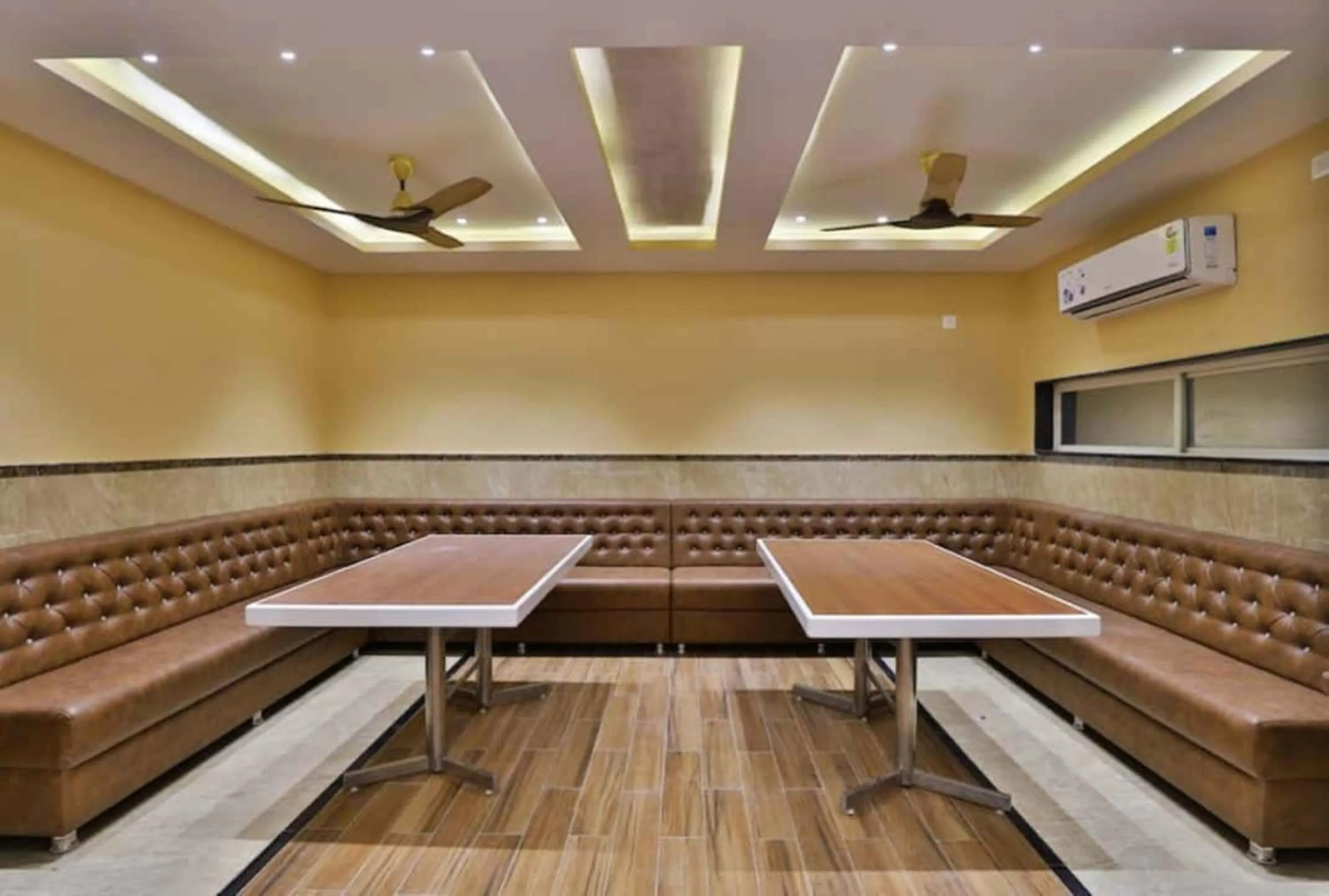 Restaurant/places to eat in HOTEL CENTRE POINT