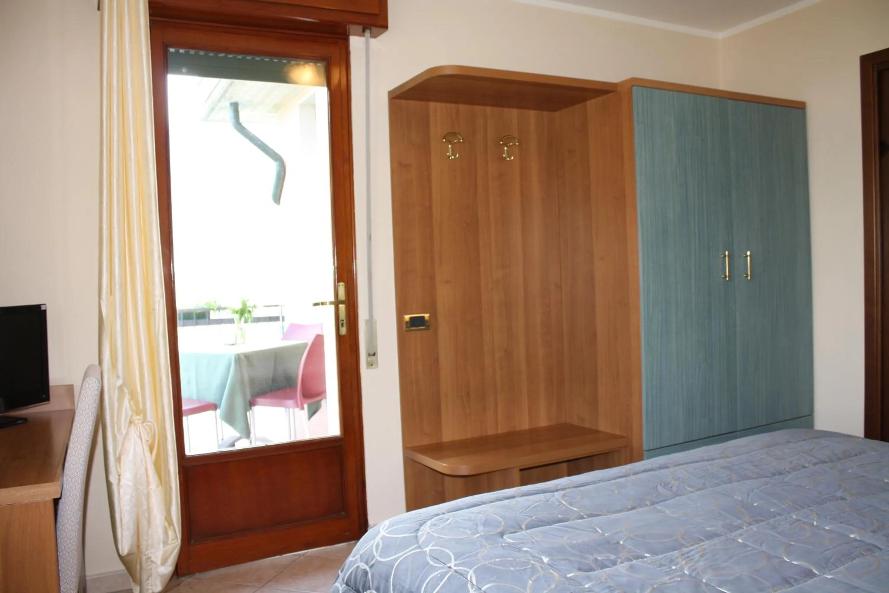 Balcony/Terrace, Bed in Albergo Ristorante Punta Dell'Est