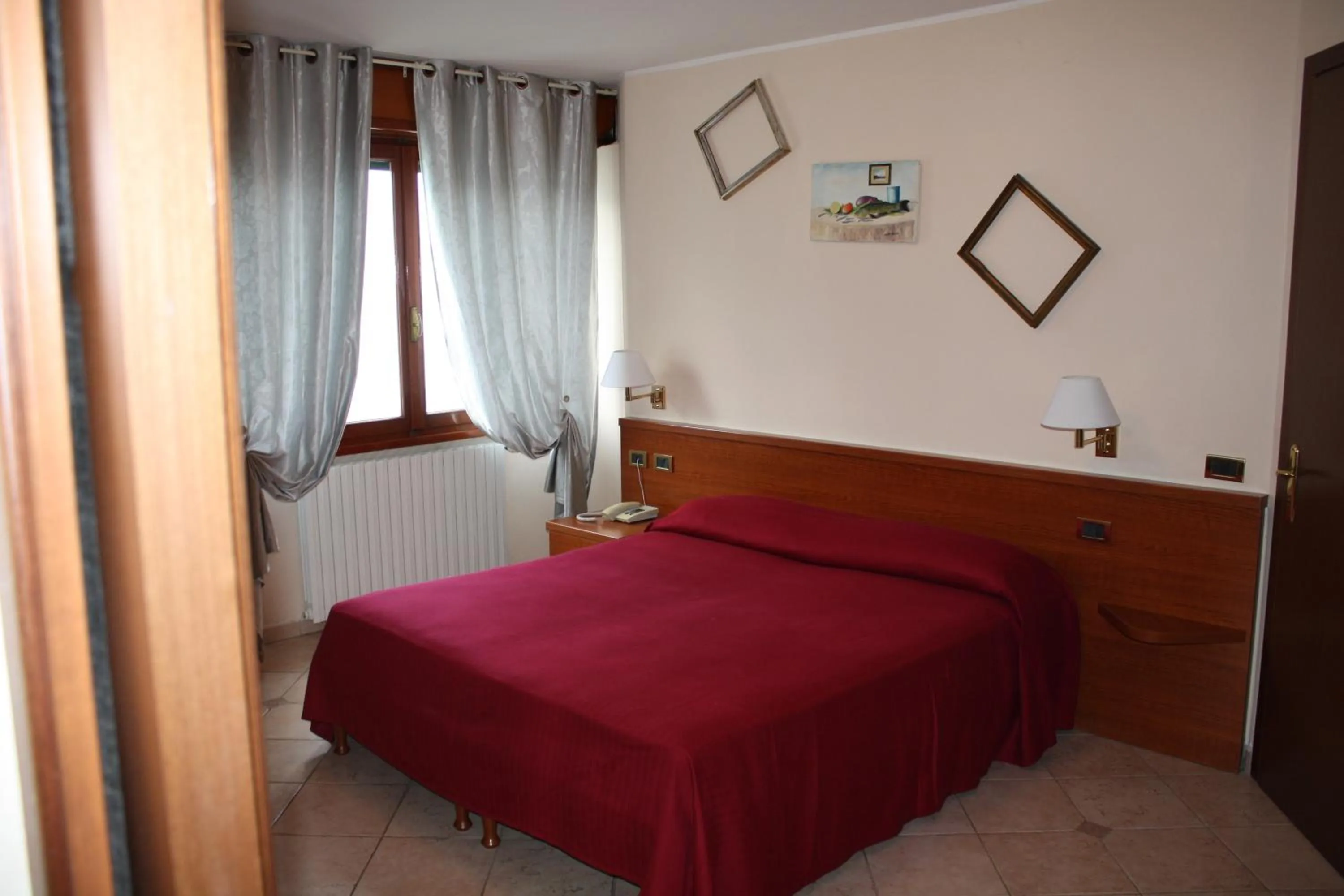 Bedroom, Bed in Albergo Ristorante Punta Dell'Est