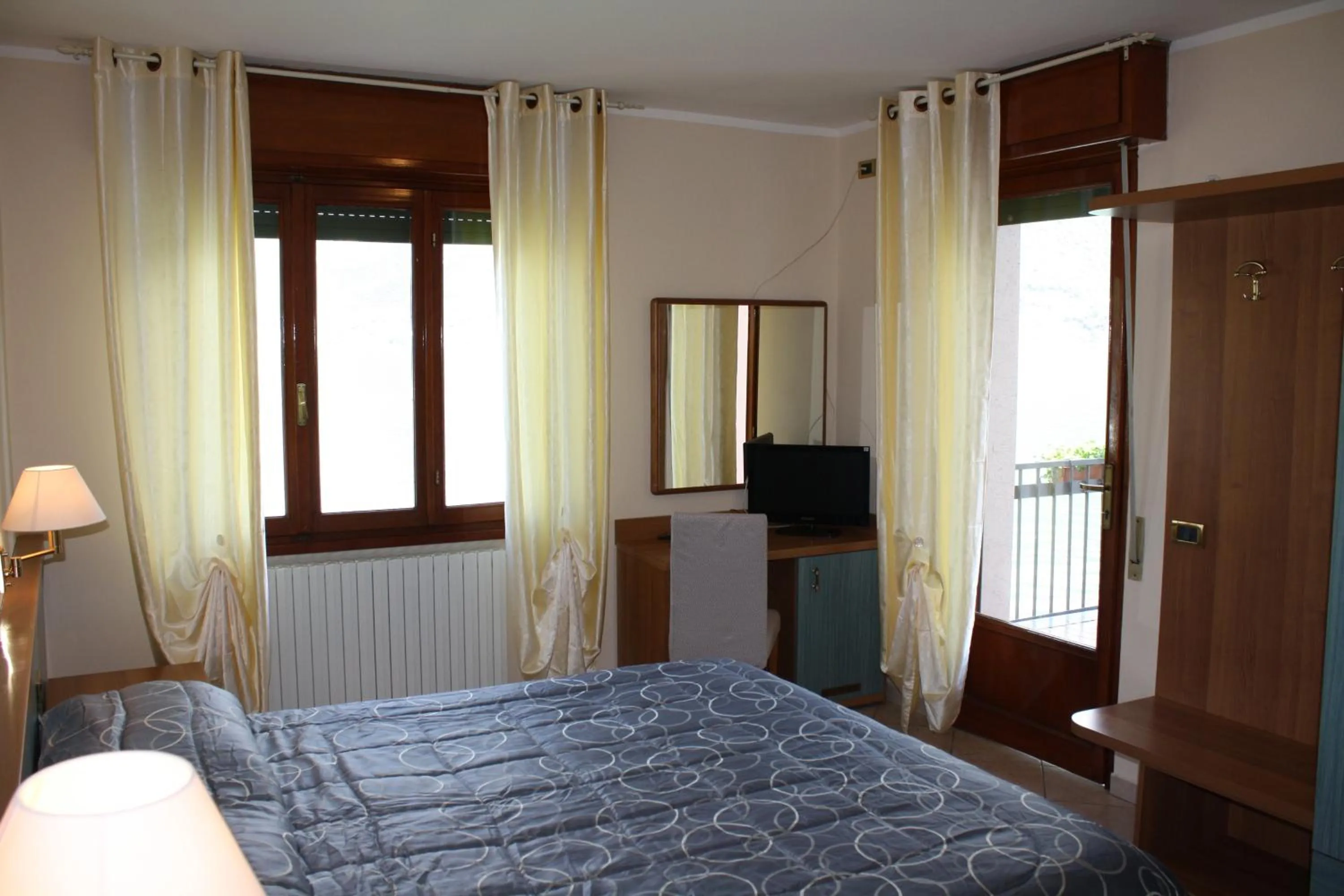 Library, Bed in Albergo Ristorante Punta Dell'Est