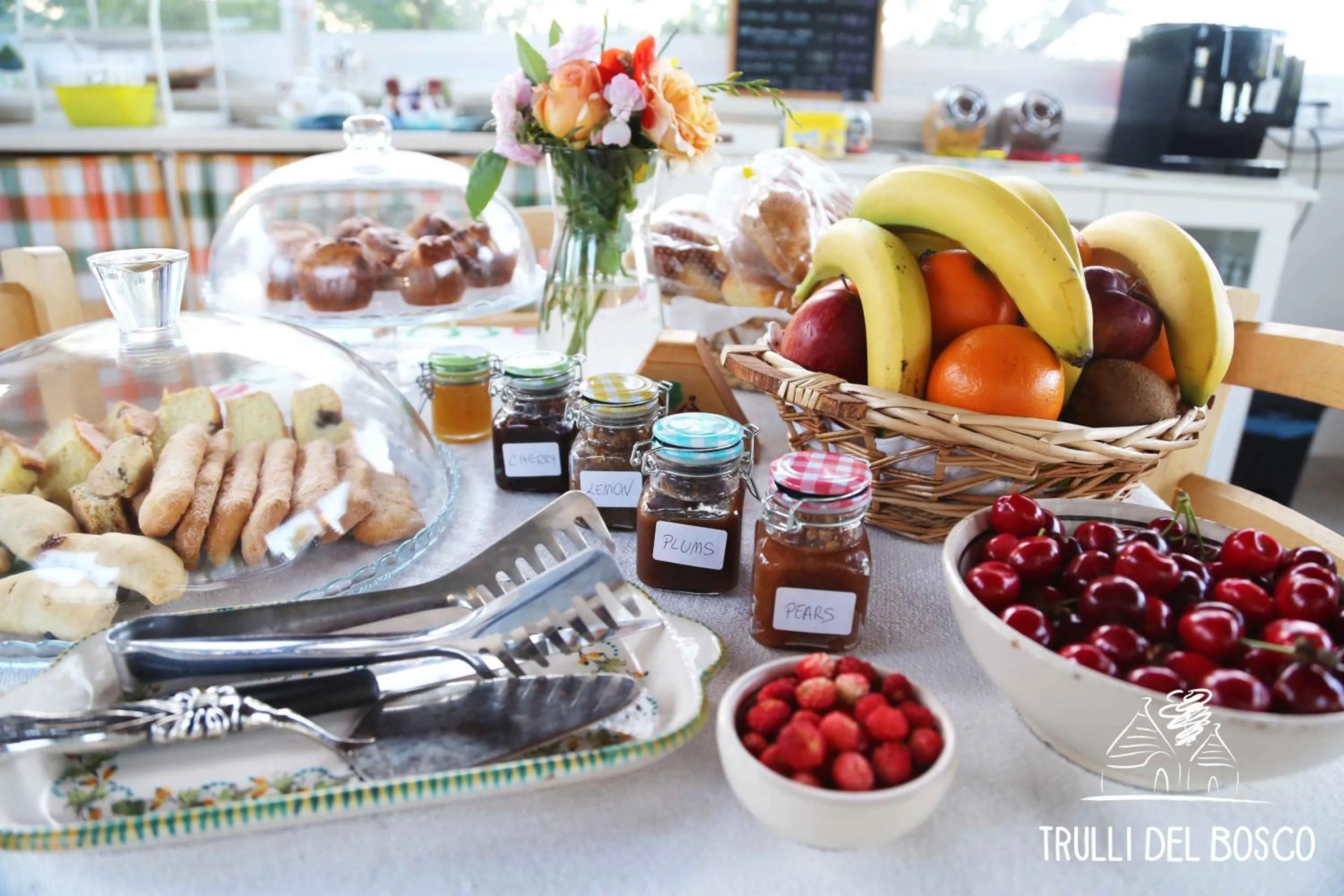 Communal lounge/ TV room in Trulli Del Bosco