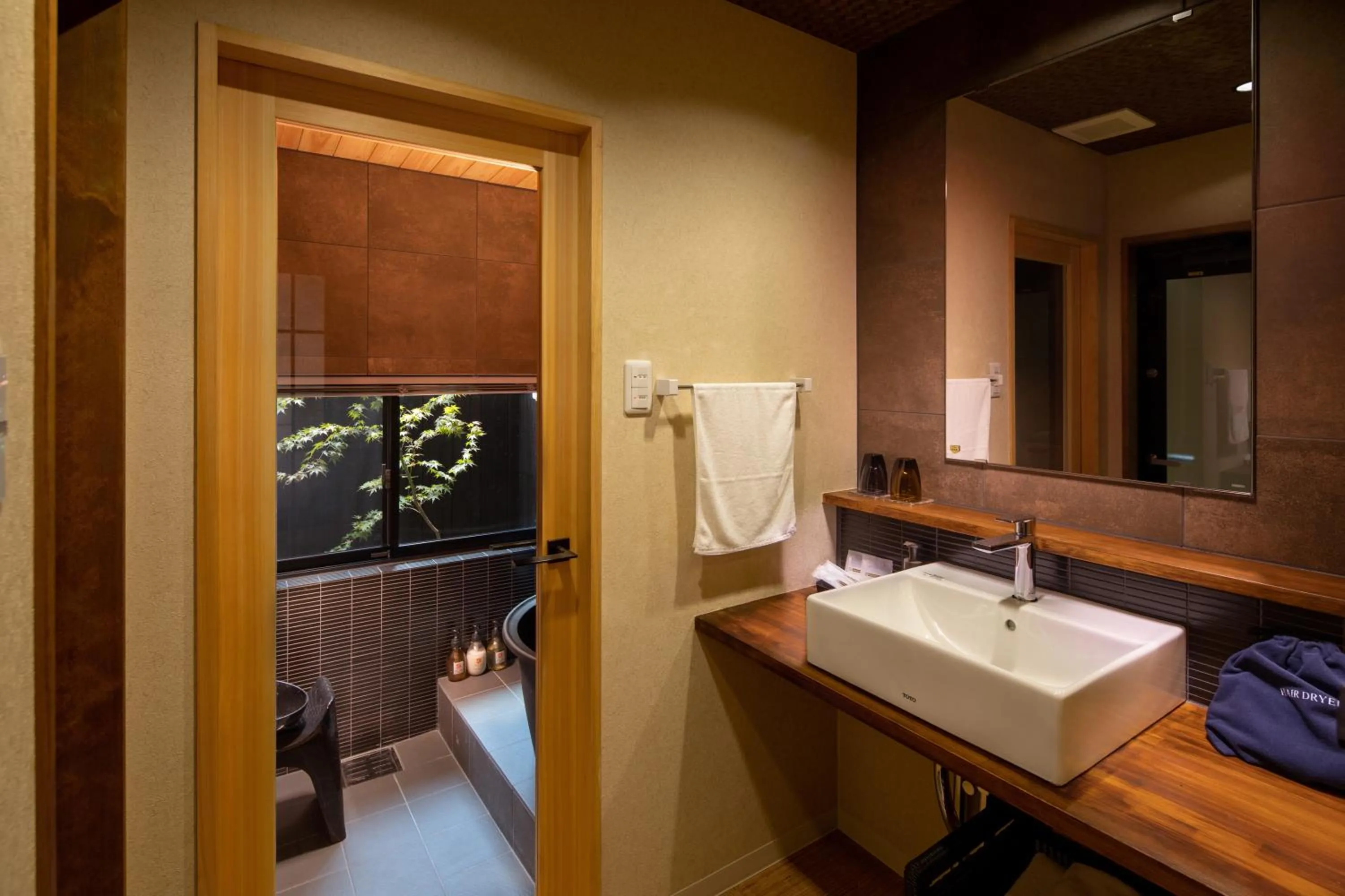 Bathroom in Tsumugi Horikawakichimonji