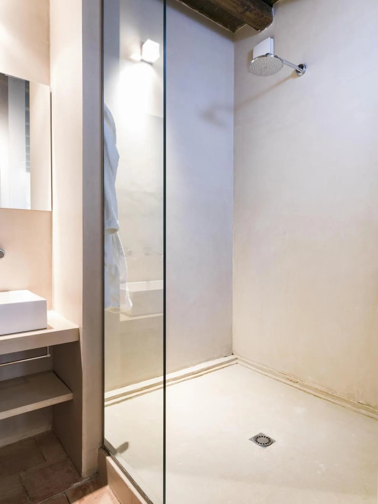 Shower in Wine Relais Feudi Del Pisciotto