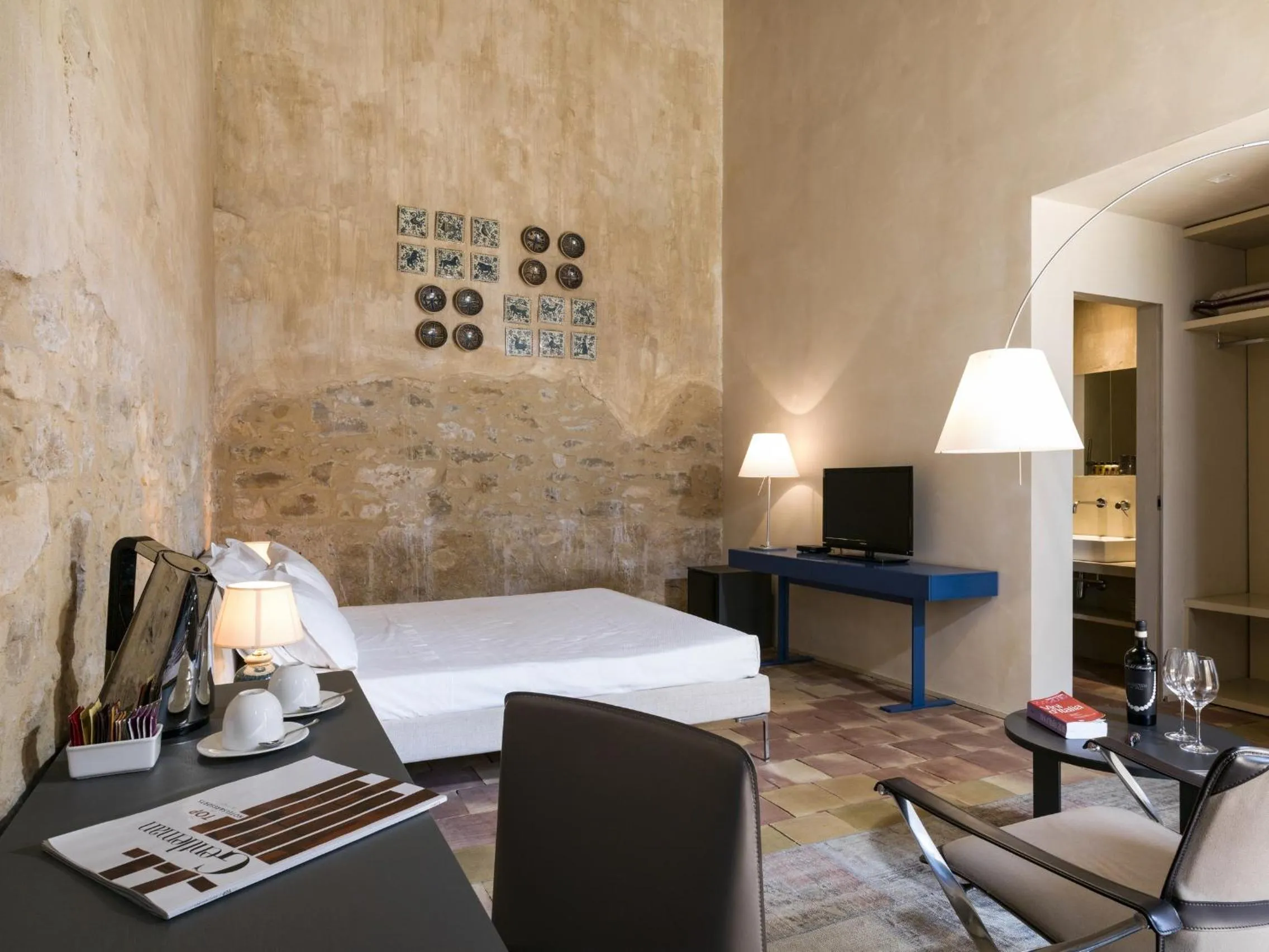 Photo of the whole room, Bed in Wine Relais Feudi Del Pisciotto