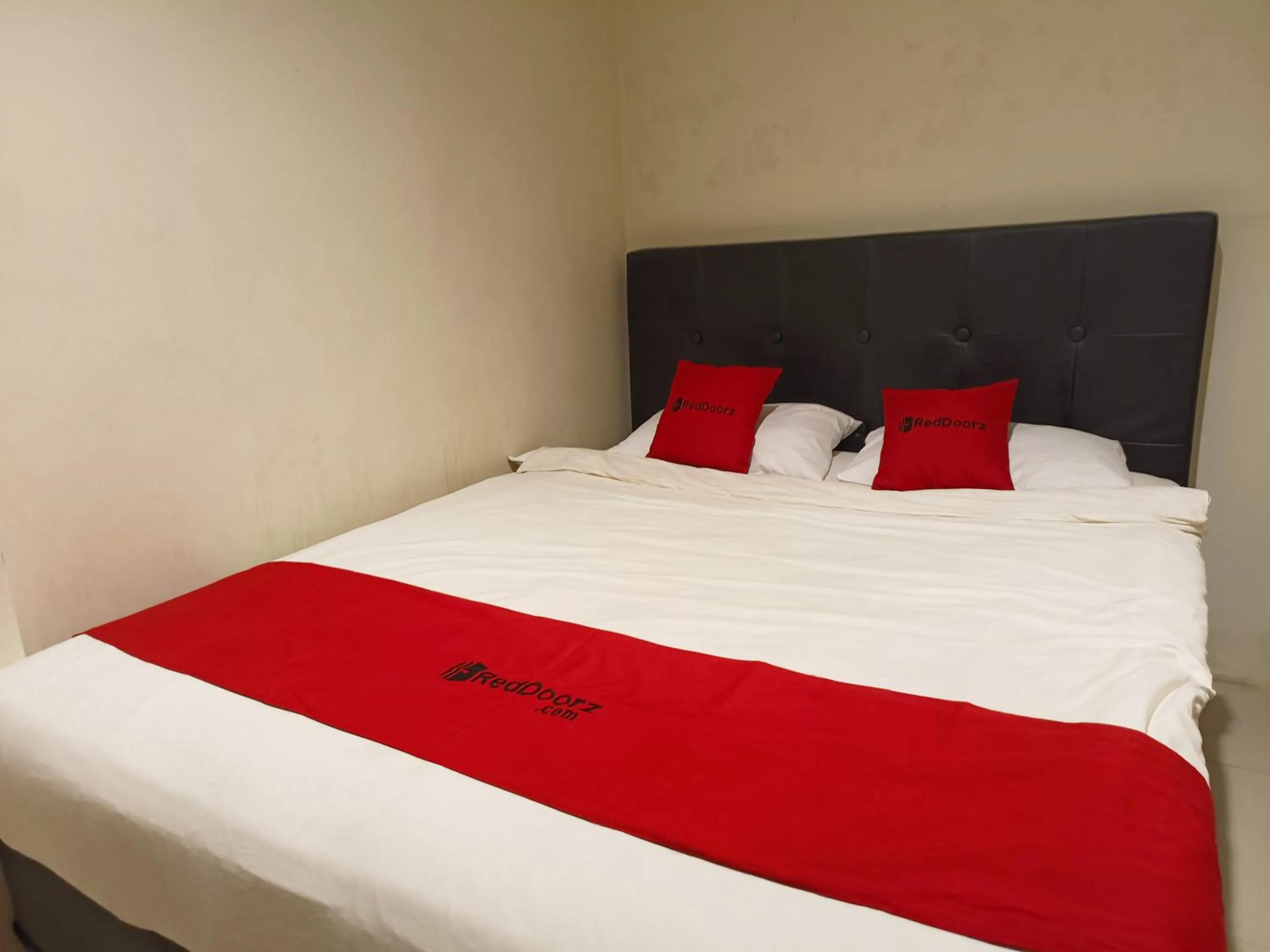 Bed in RedDoorz At Rids Hotel Manado