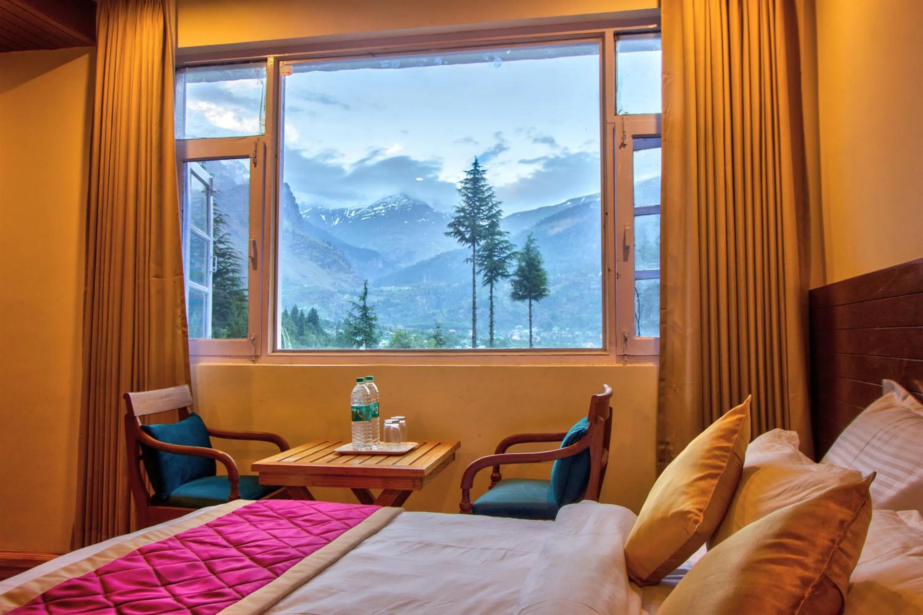 Seating area, Bed in Baan by Snow City Farm