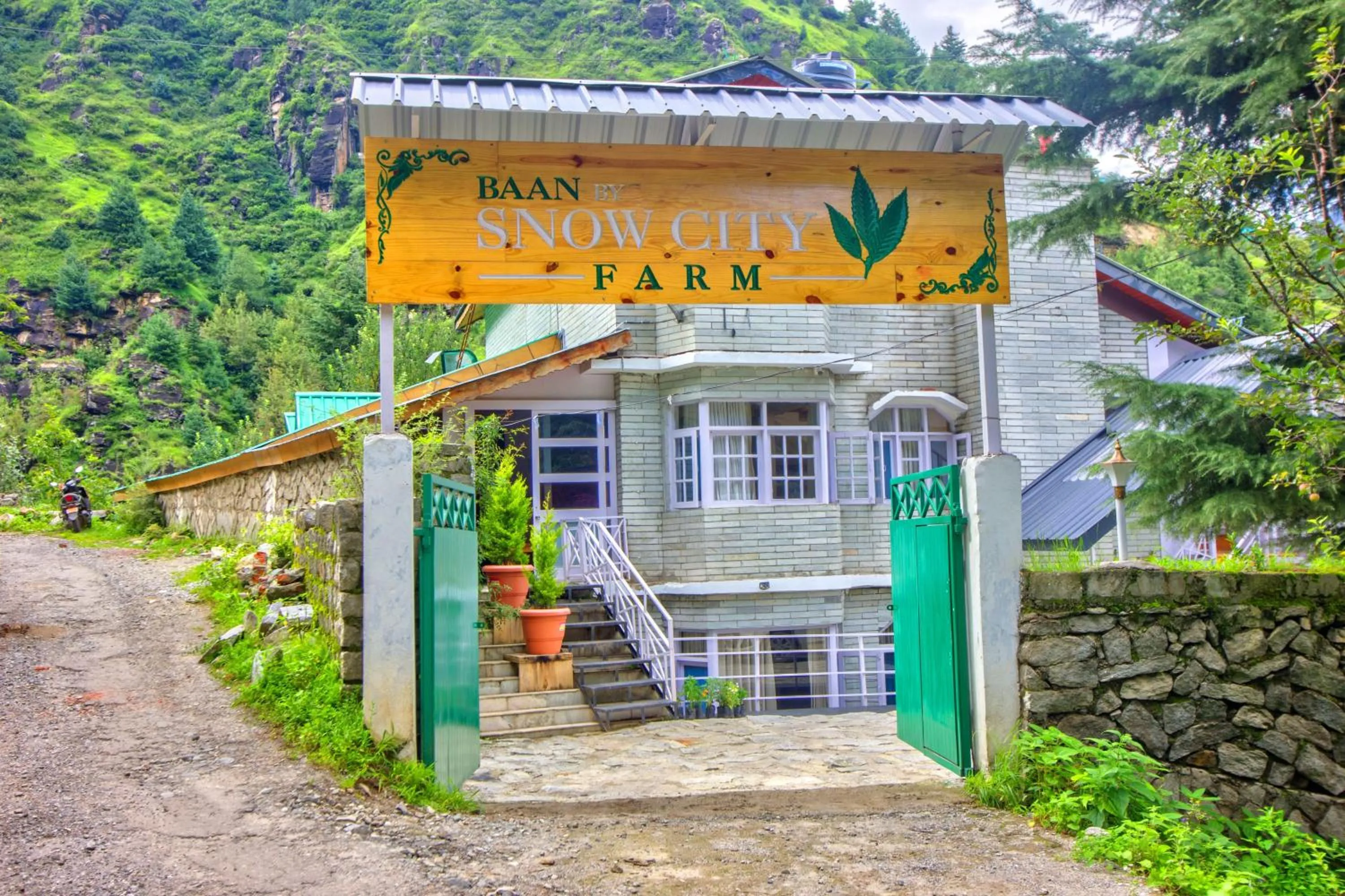 Facade/entrance in Baan by Snow City Farm