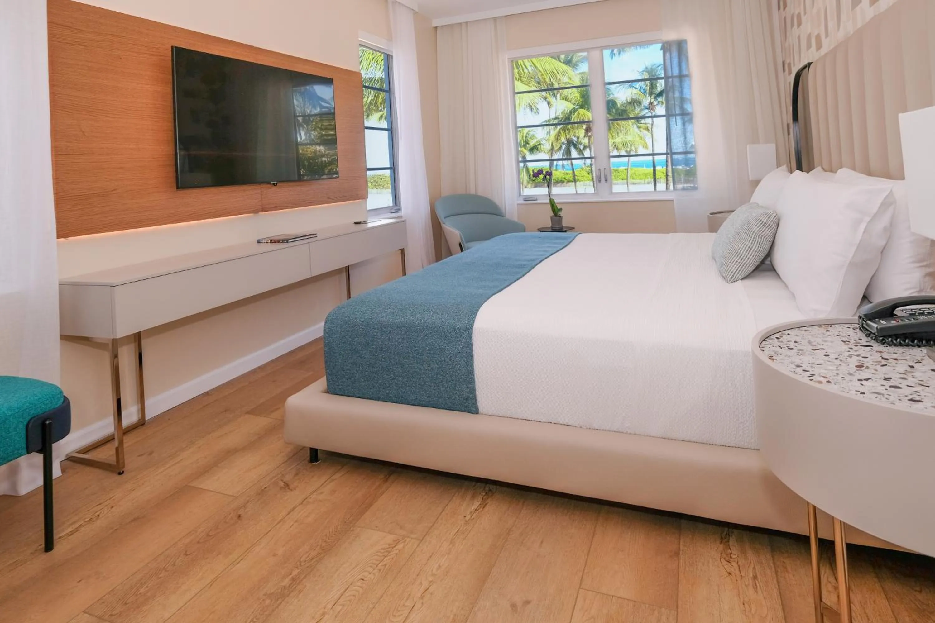 Photo of the whole room, Bed in Avalon Hotel