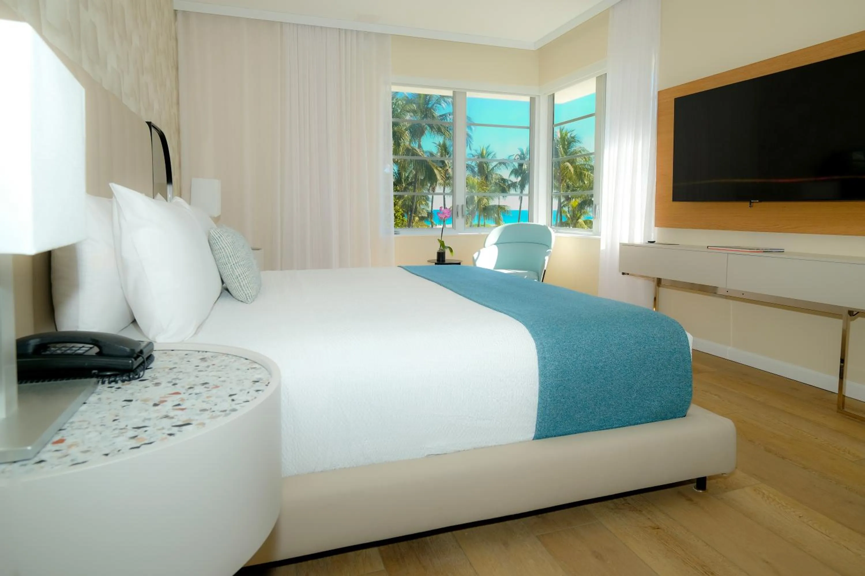 Bed in Avalon Hotel