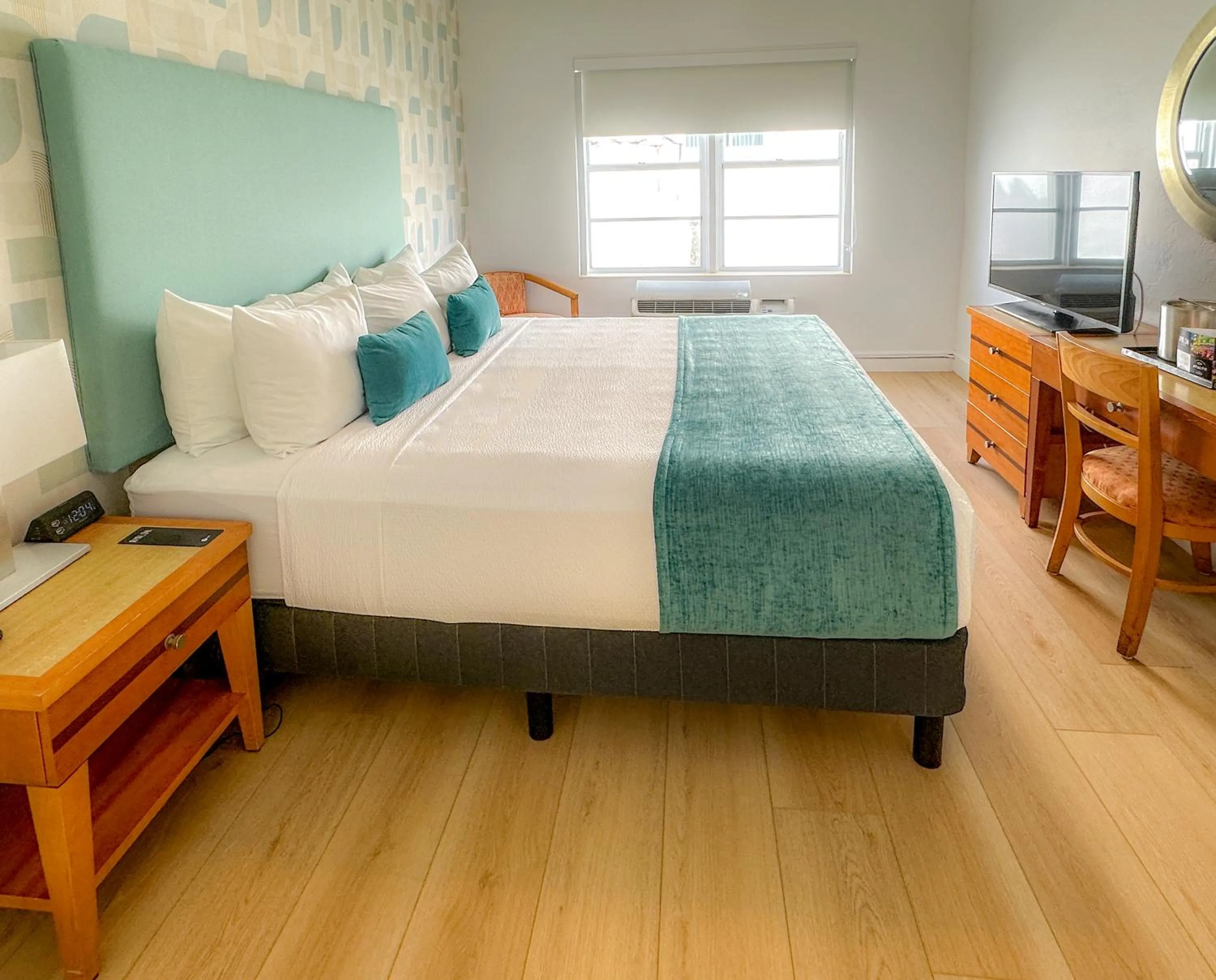 Photo of the whole room, Bed in Avalon Hotel