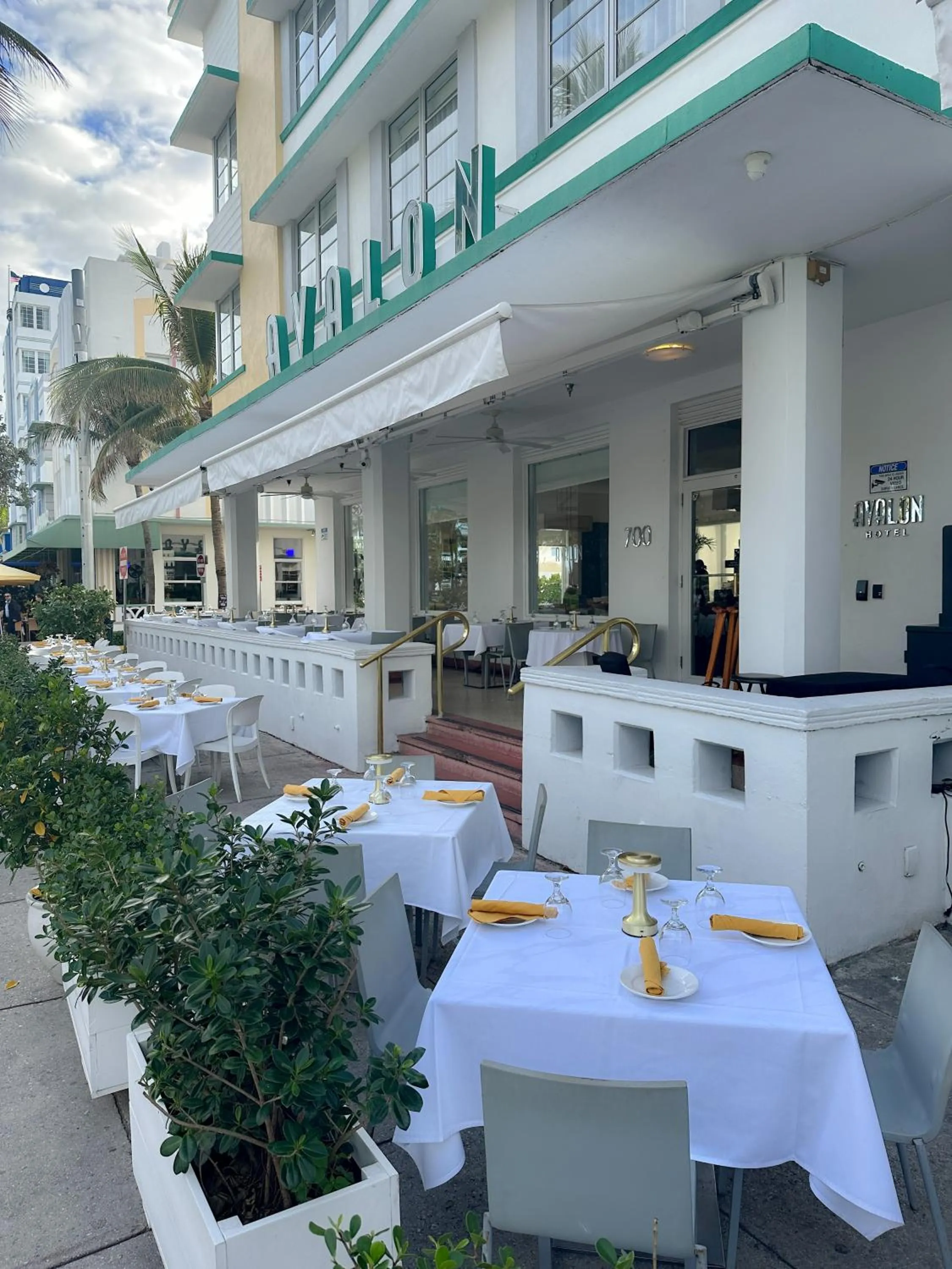 Restaurant/places to eat in Avalon Hotel