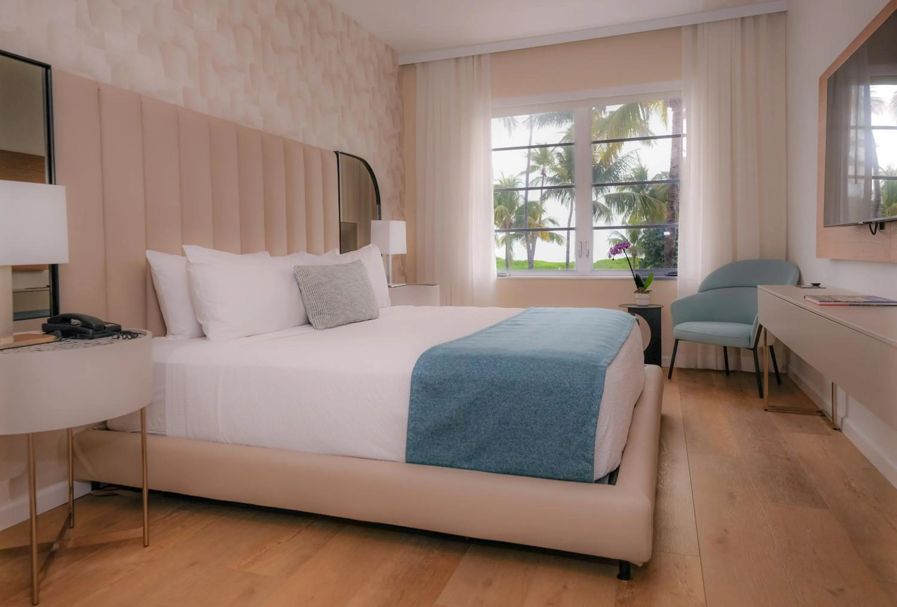 Photo of the whole room, Bed in Avalon Hotel