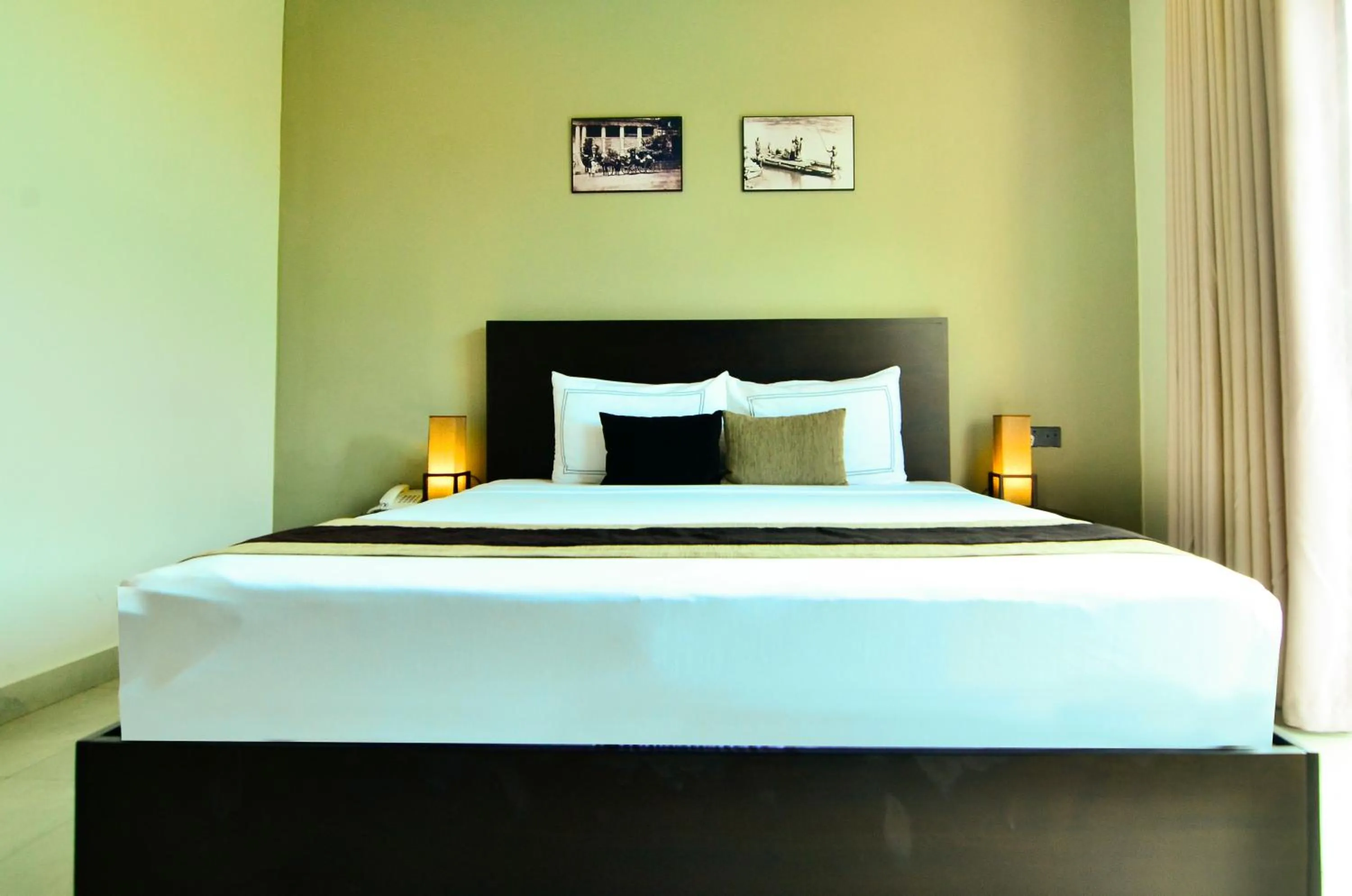 Bed in Pine Hill Residence