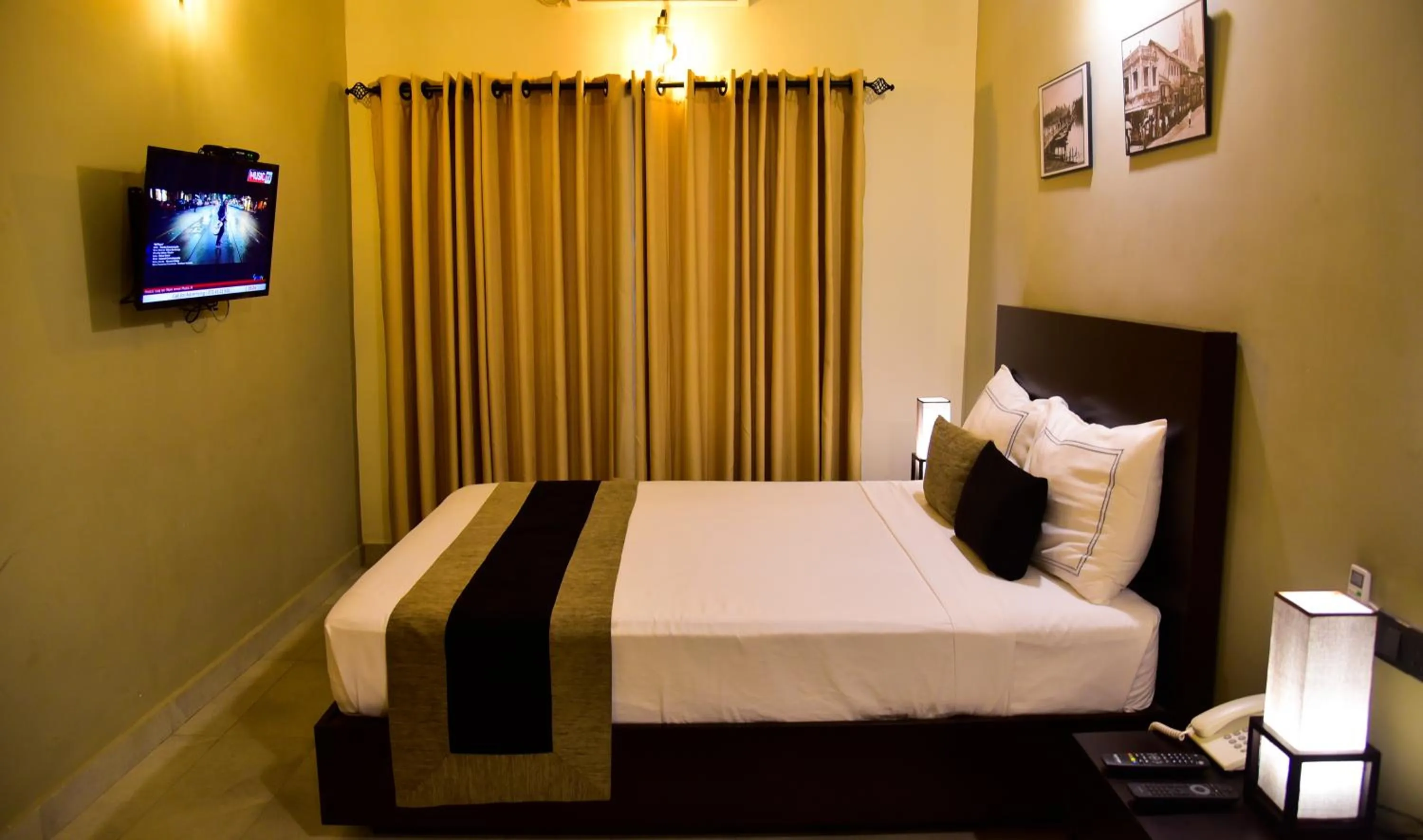 Communal lounge/ TV room, Bed in Pine Hill Residence