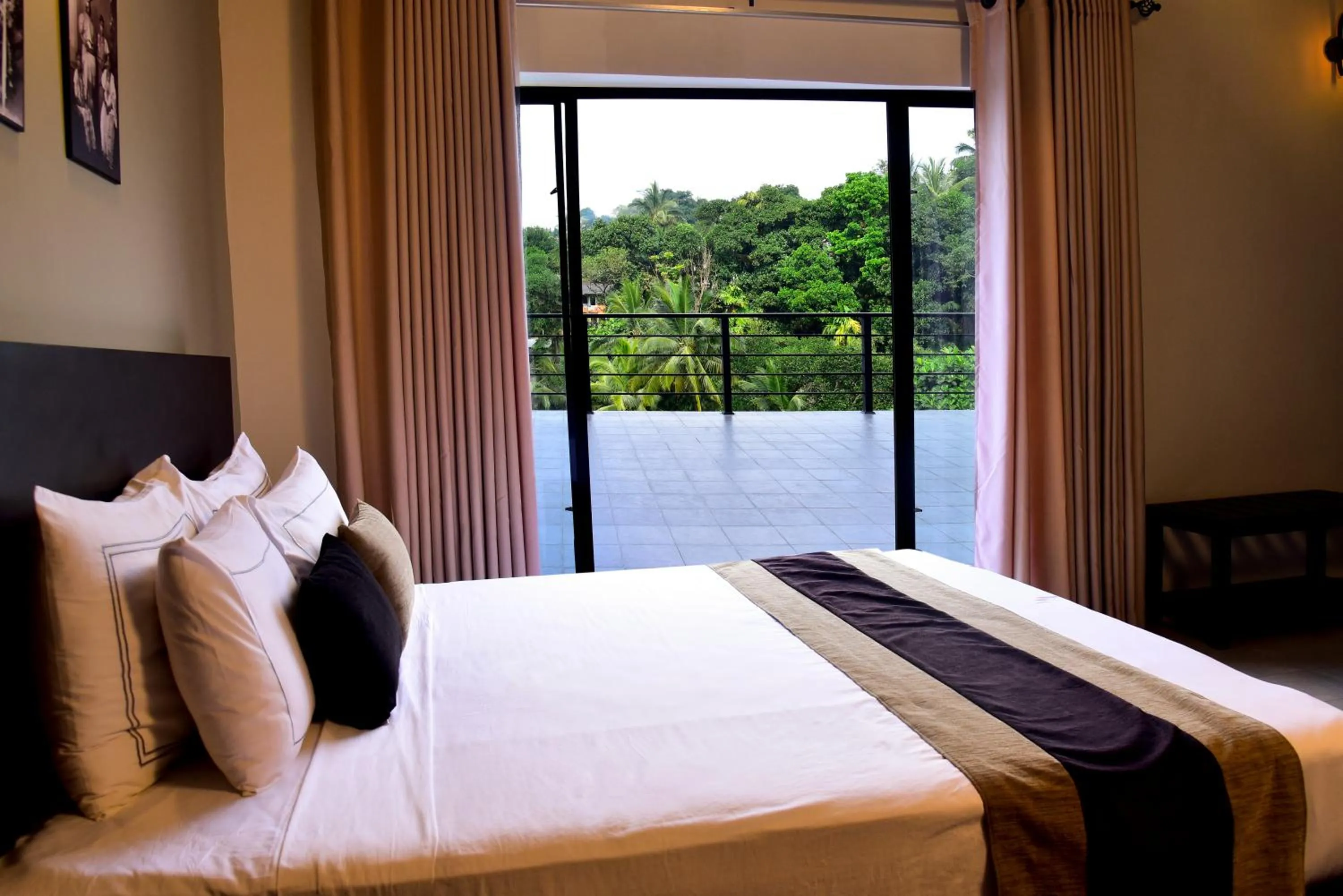 Bed in Pine Hill Residence