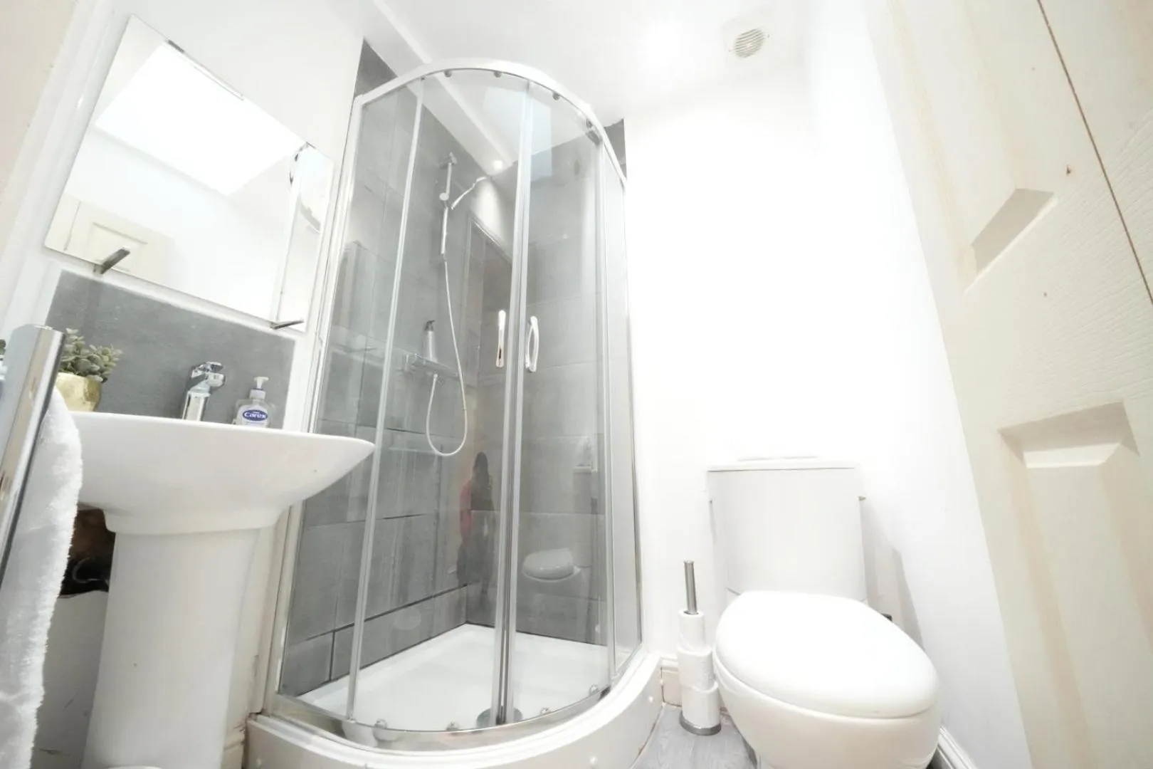 Shower in Grand Airport Ensuites