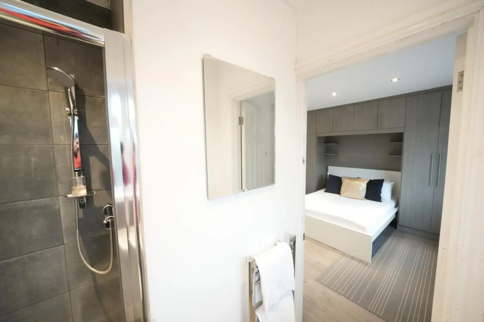 Shower, Bed in Grand Airport Ensuites