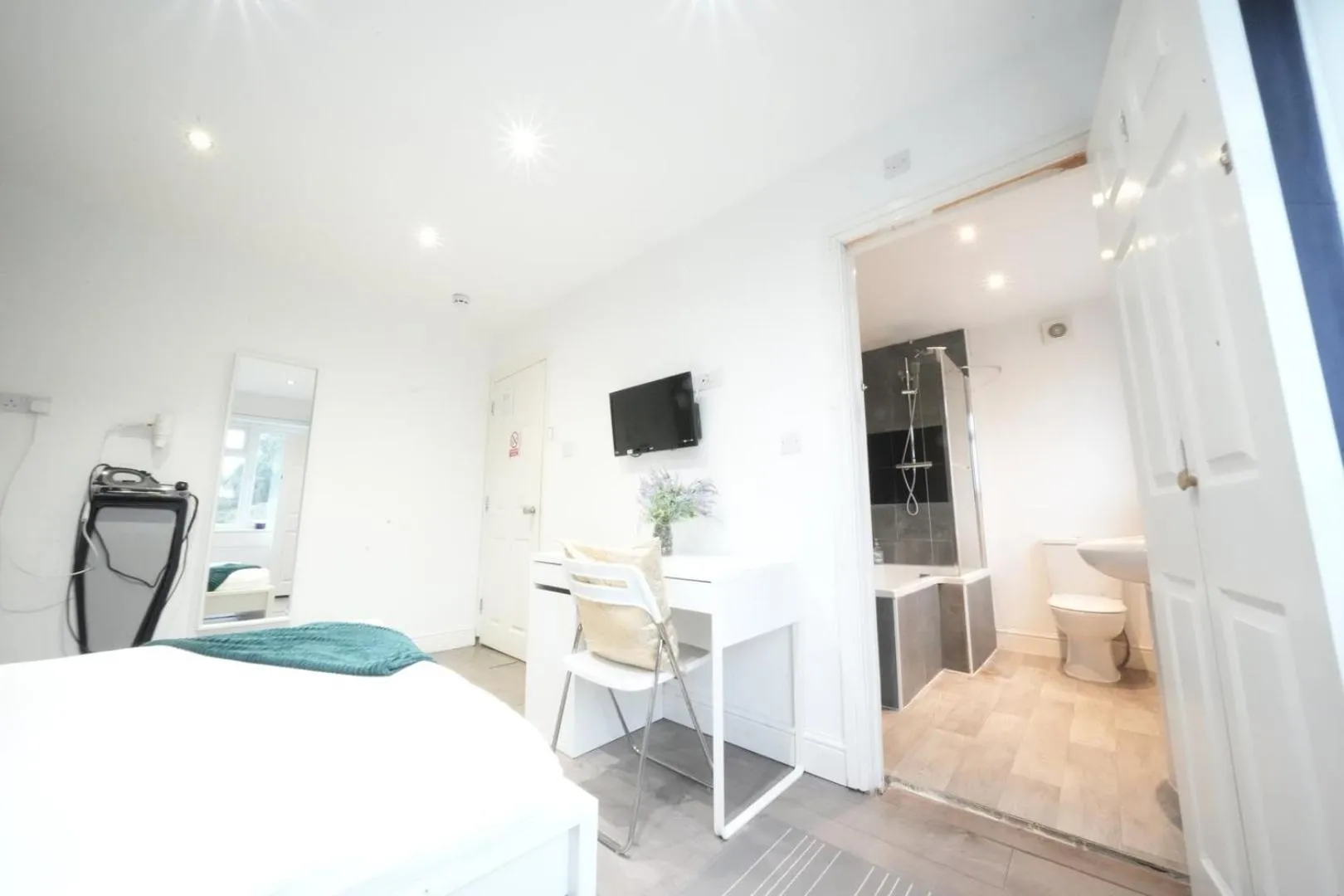 Bed in Grand Airport Ensuites