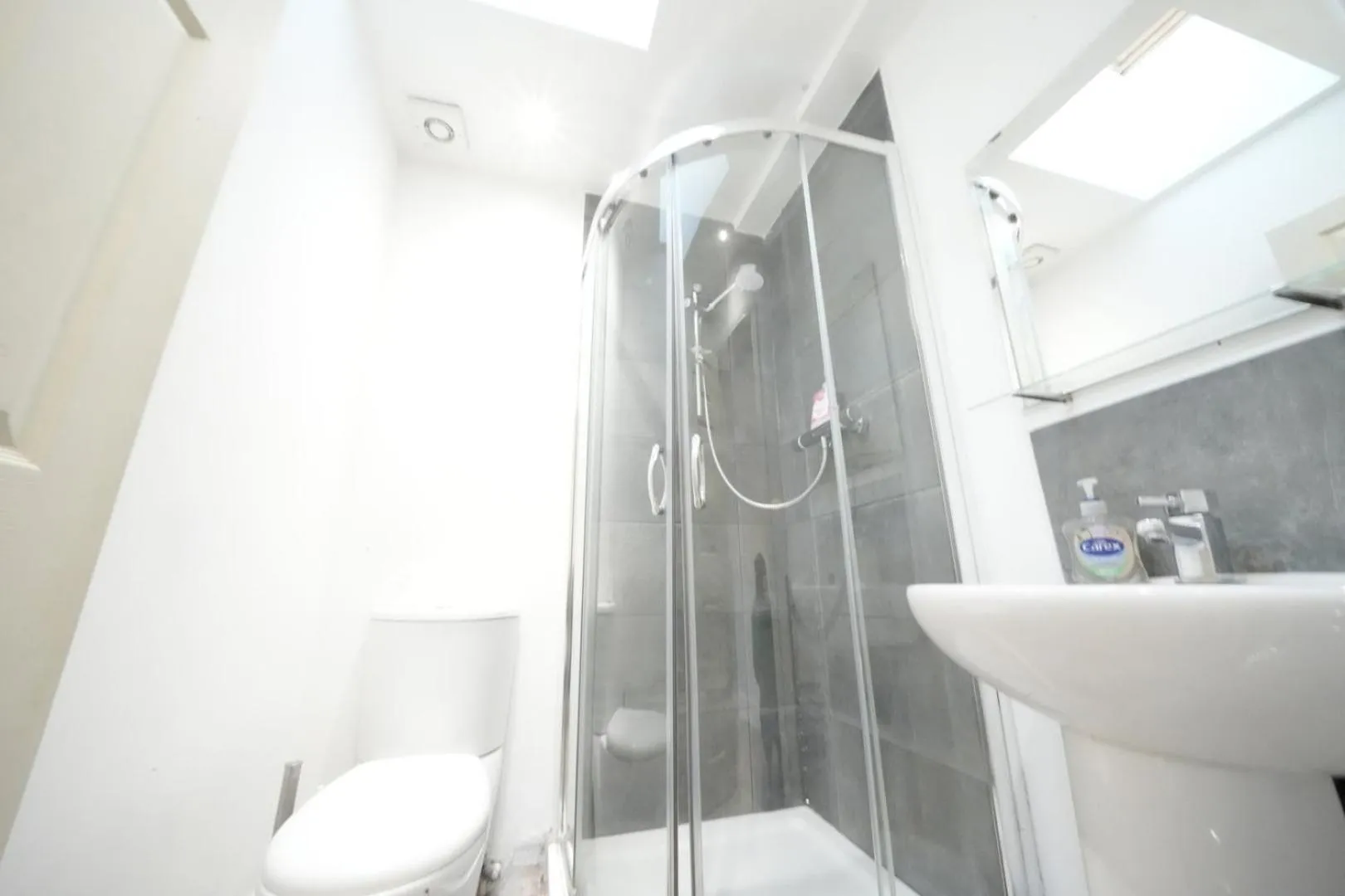 Shower in Grand Airport Ensuites