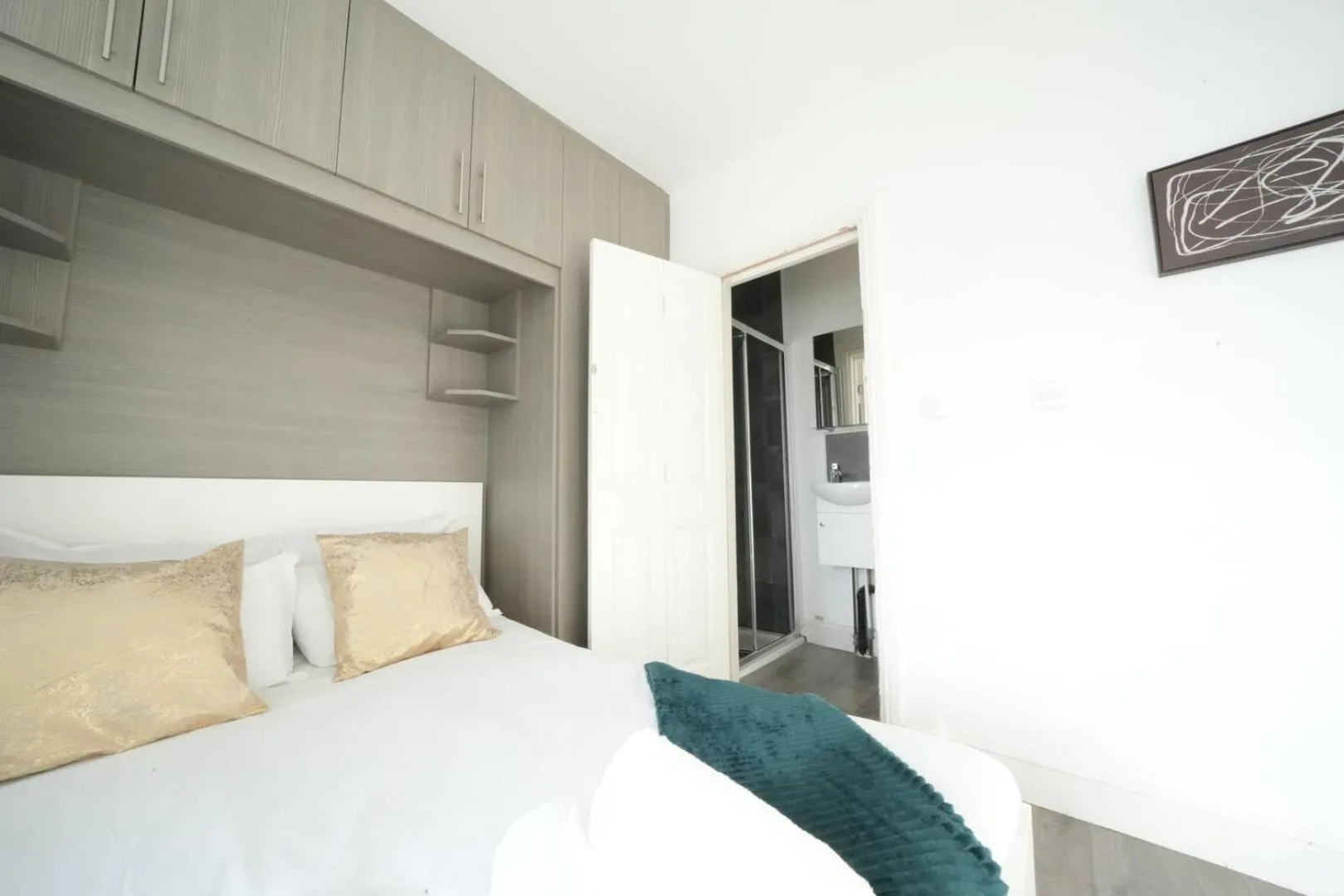 Bed in Grand Airport Ensuites