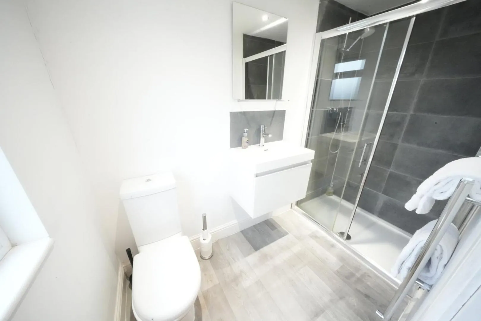 Shower in Grand Airport Ensuites