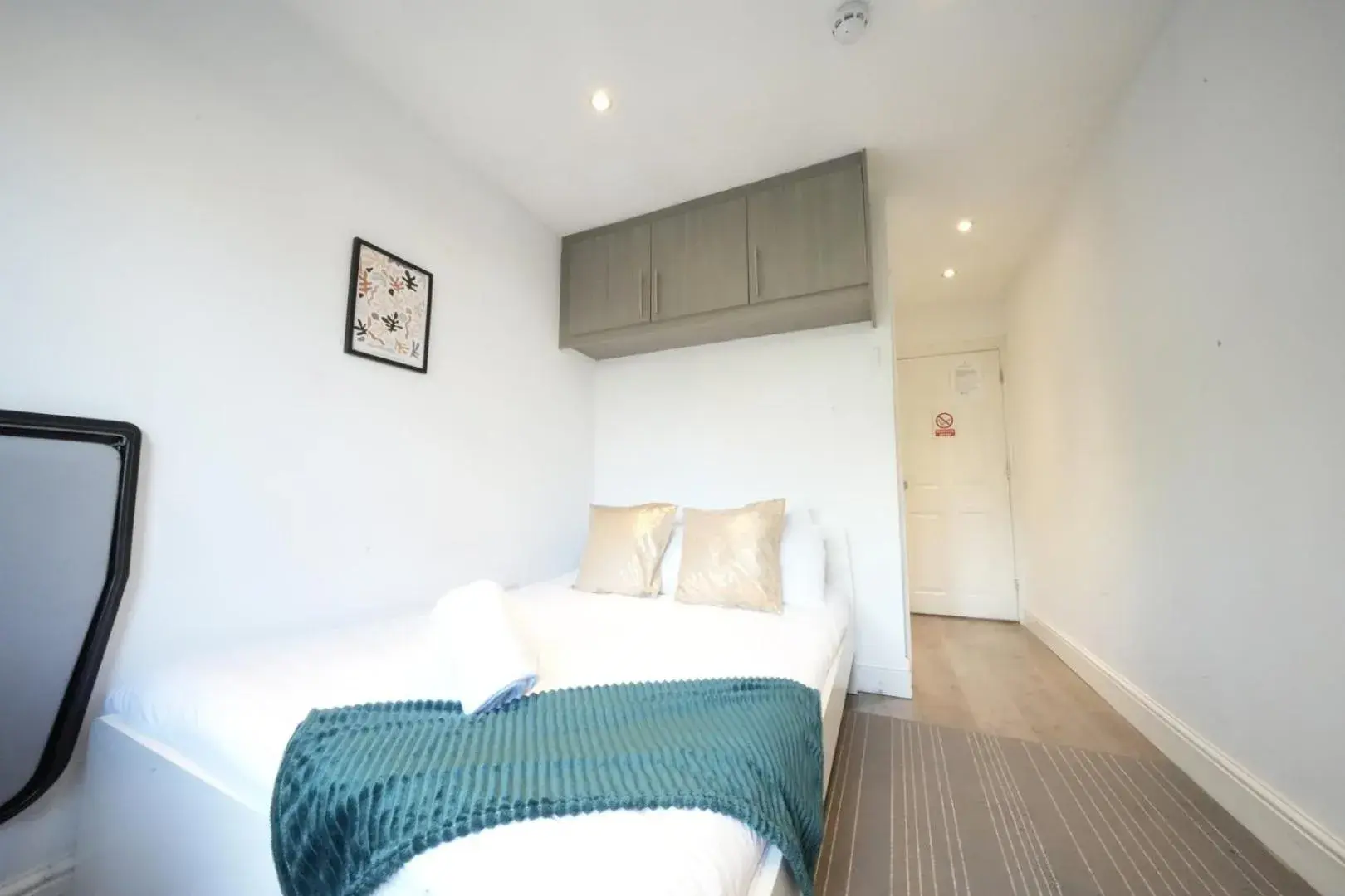 Double Room with Private Bathroom - single occupancy in Private Bathroom Rooms- Near Heathrow - Near Shops Double Room with Private Bathroom - single occupancy in Private Bathroom Rooms- Near Heathrow - Near Shops