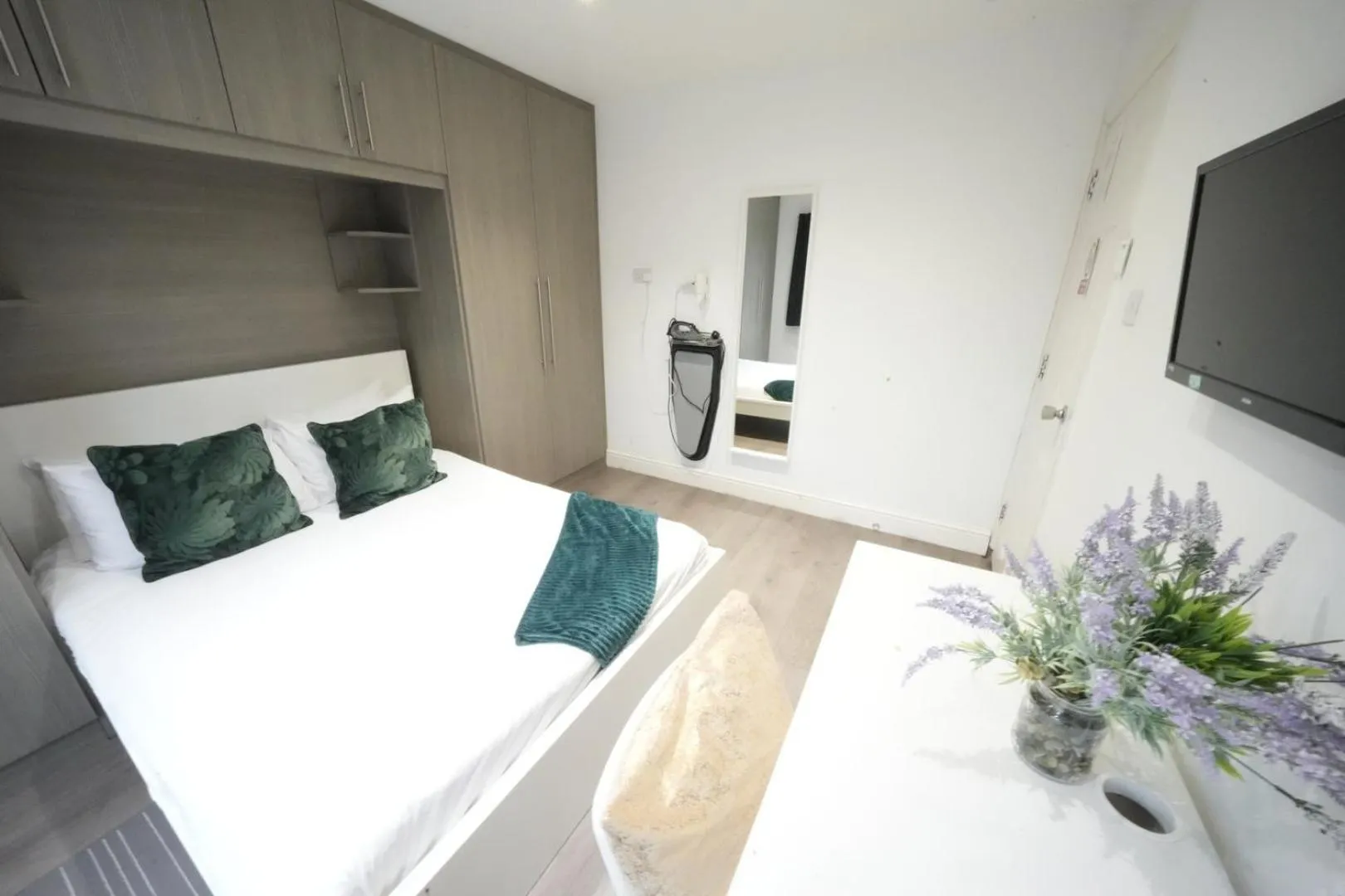 Bed in Grand Airport Ensuites