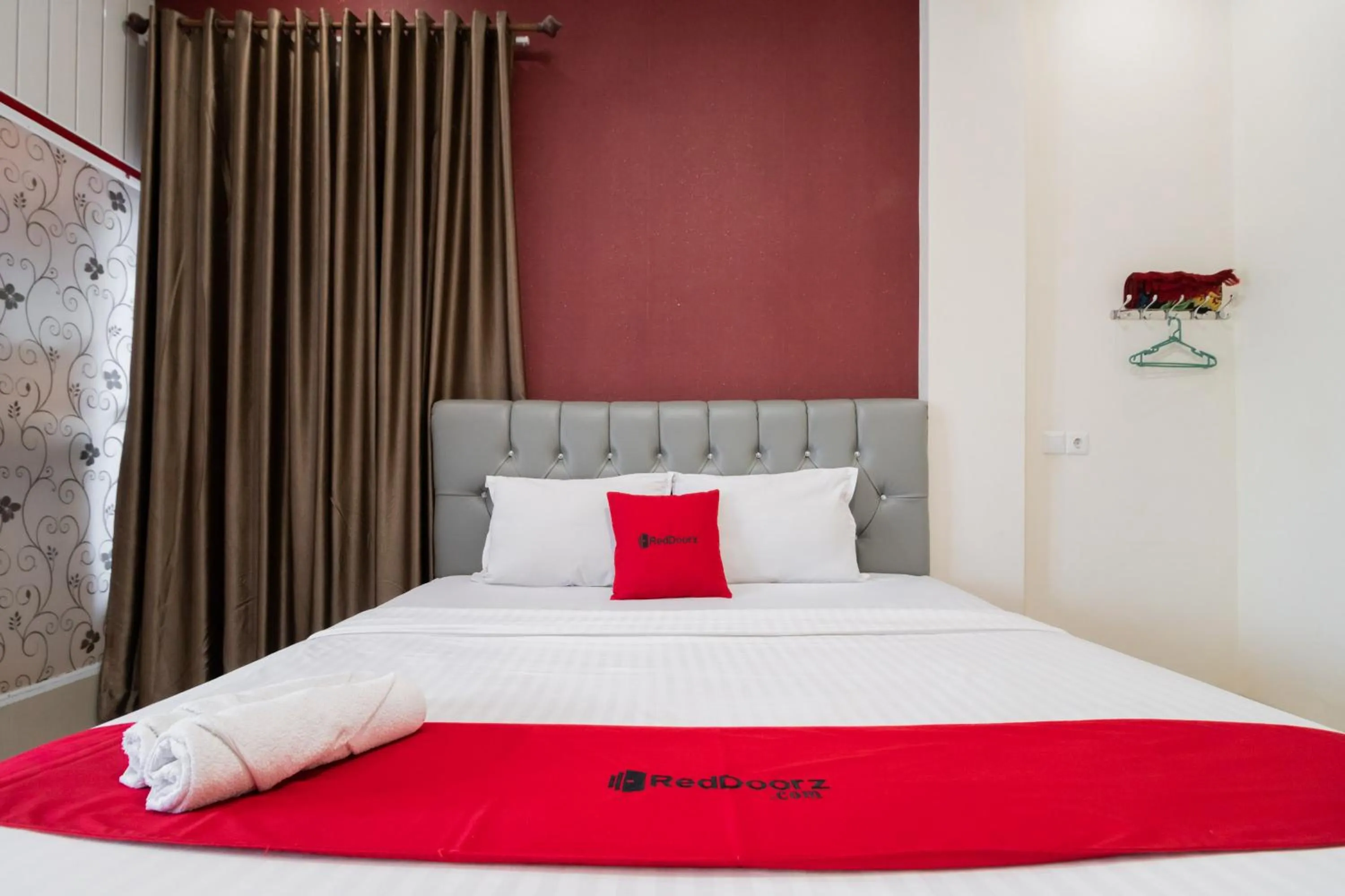 Bedroom, Bed in RedDoorz Syariah near Minangkabau International Aiport