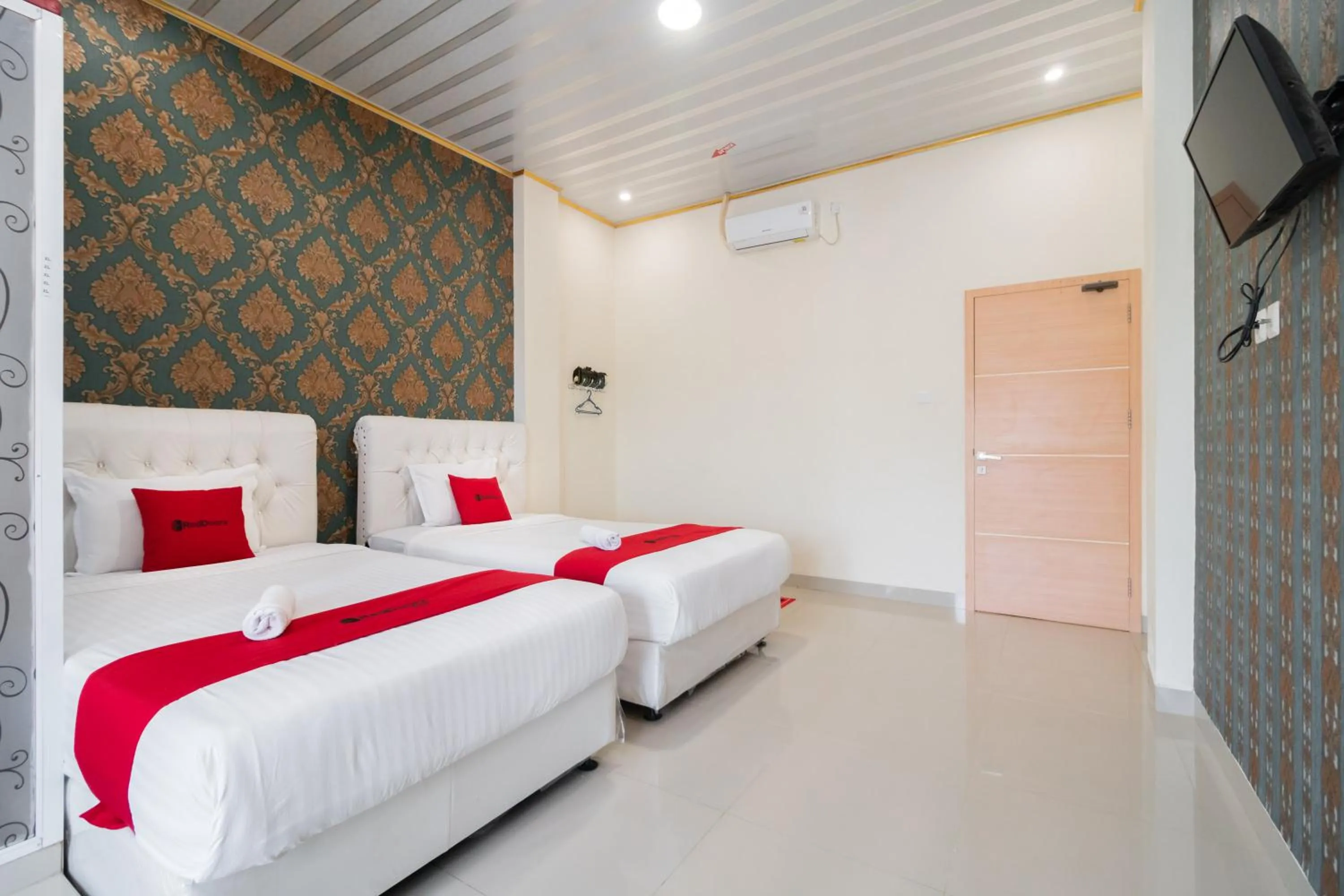 Bedroom, Bed in RedDoorz Syariah near Minangkabau International Aiport