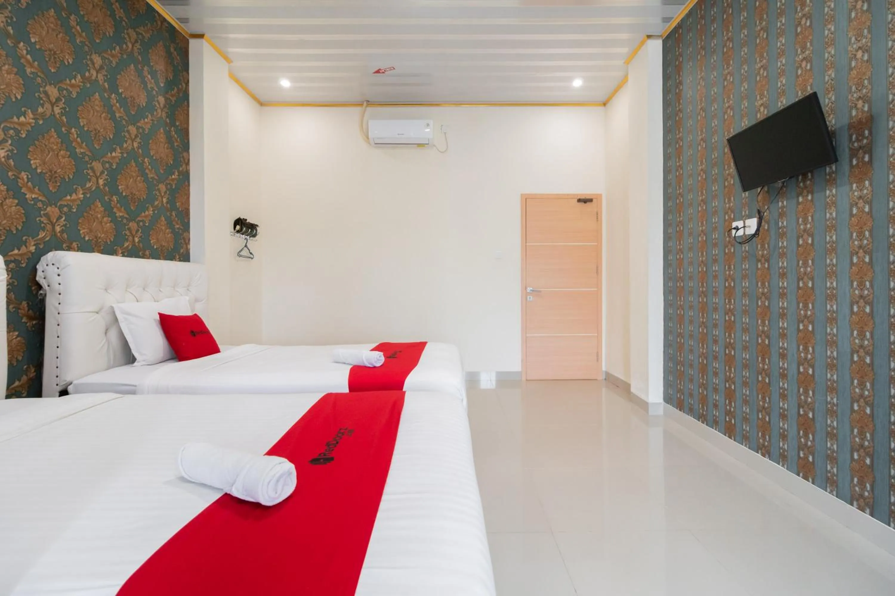 Bedroom, Bed in RedDoorz Syariah near Minangkabau International Aiport