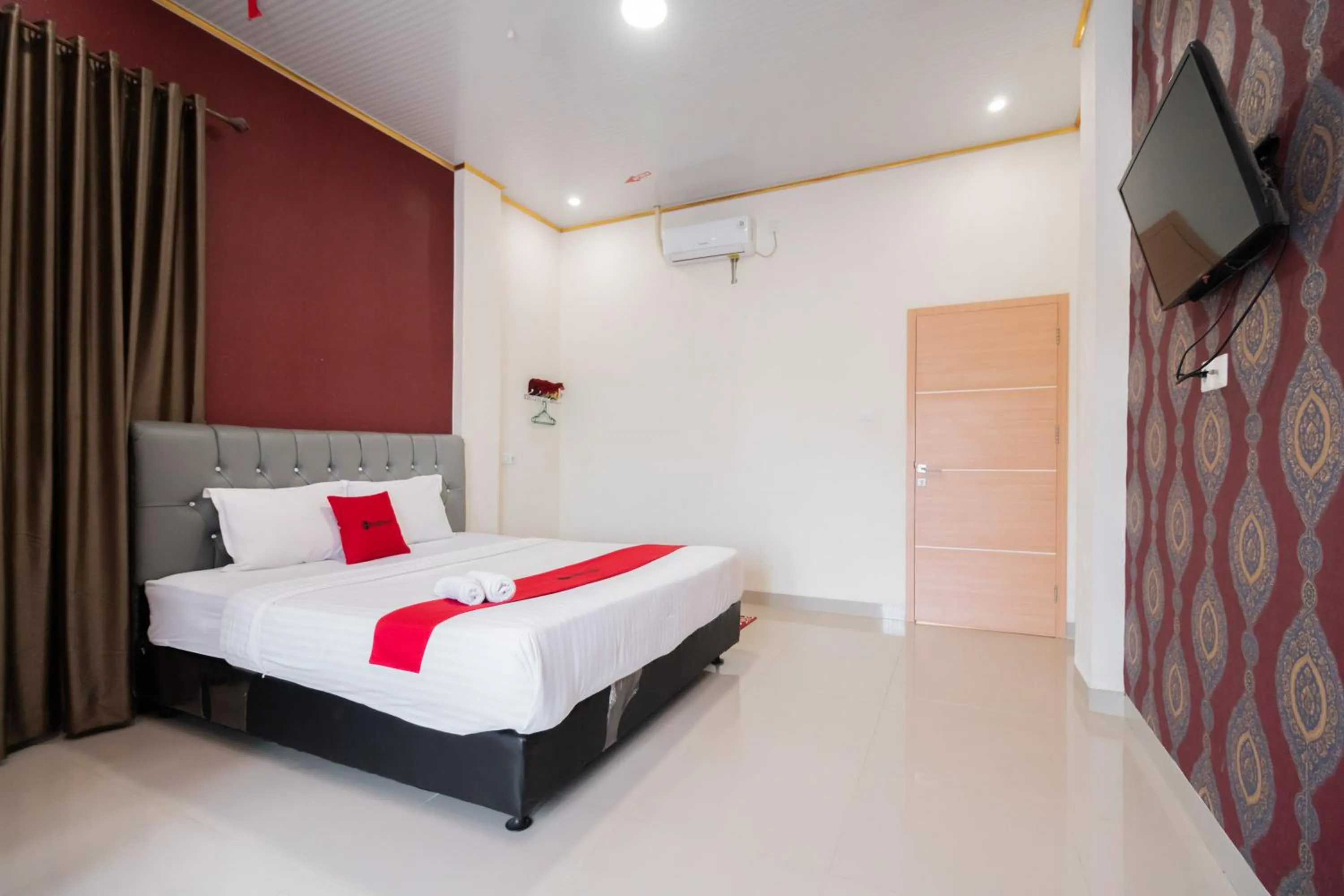 Bedroom, Bed in RedDoorz Syariah near Minangkabau International Aiport