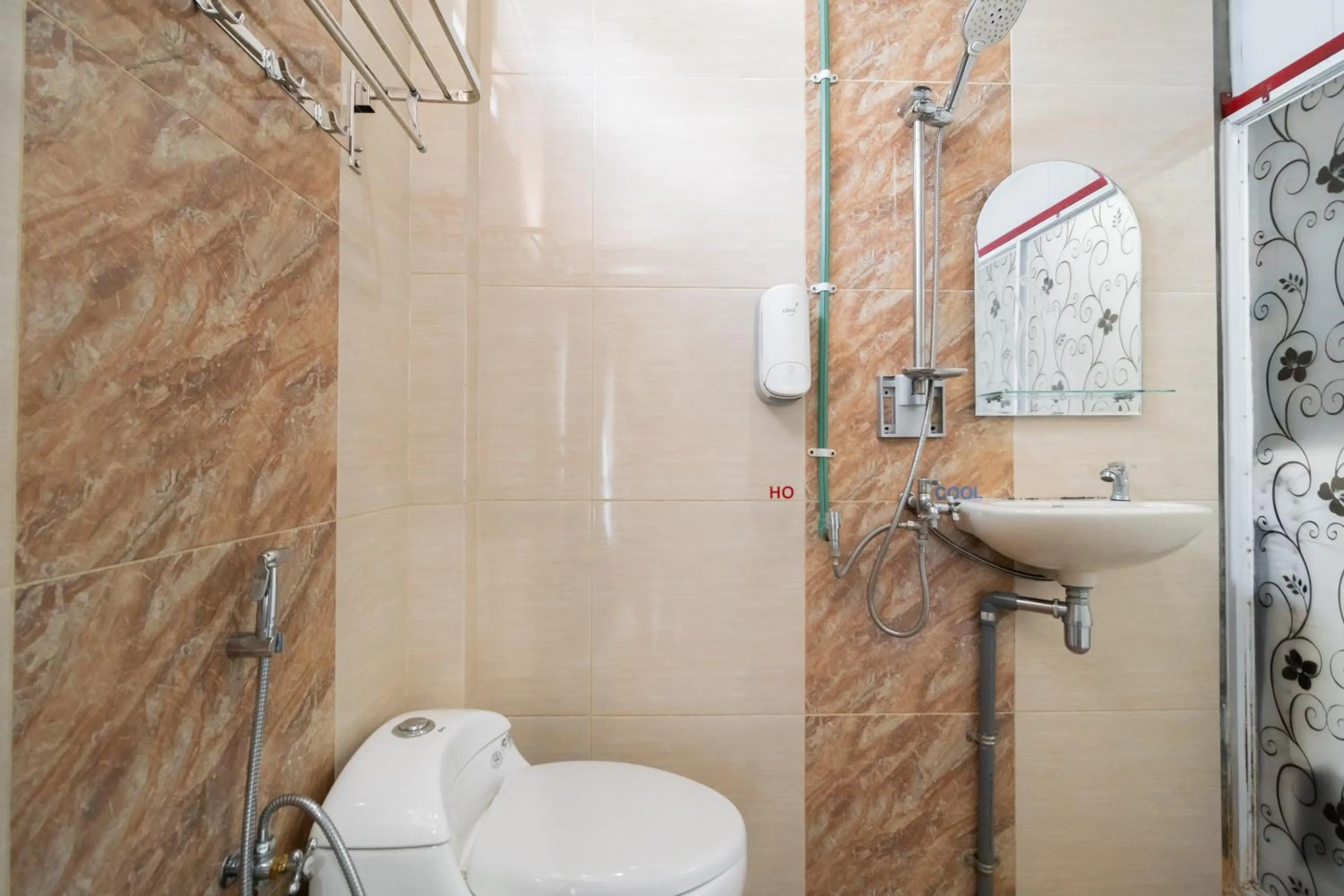 Bathroom in RedDoorz Syariah near Minangkabau International Aiport